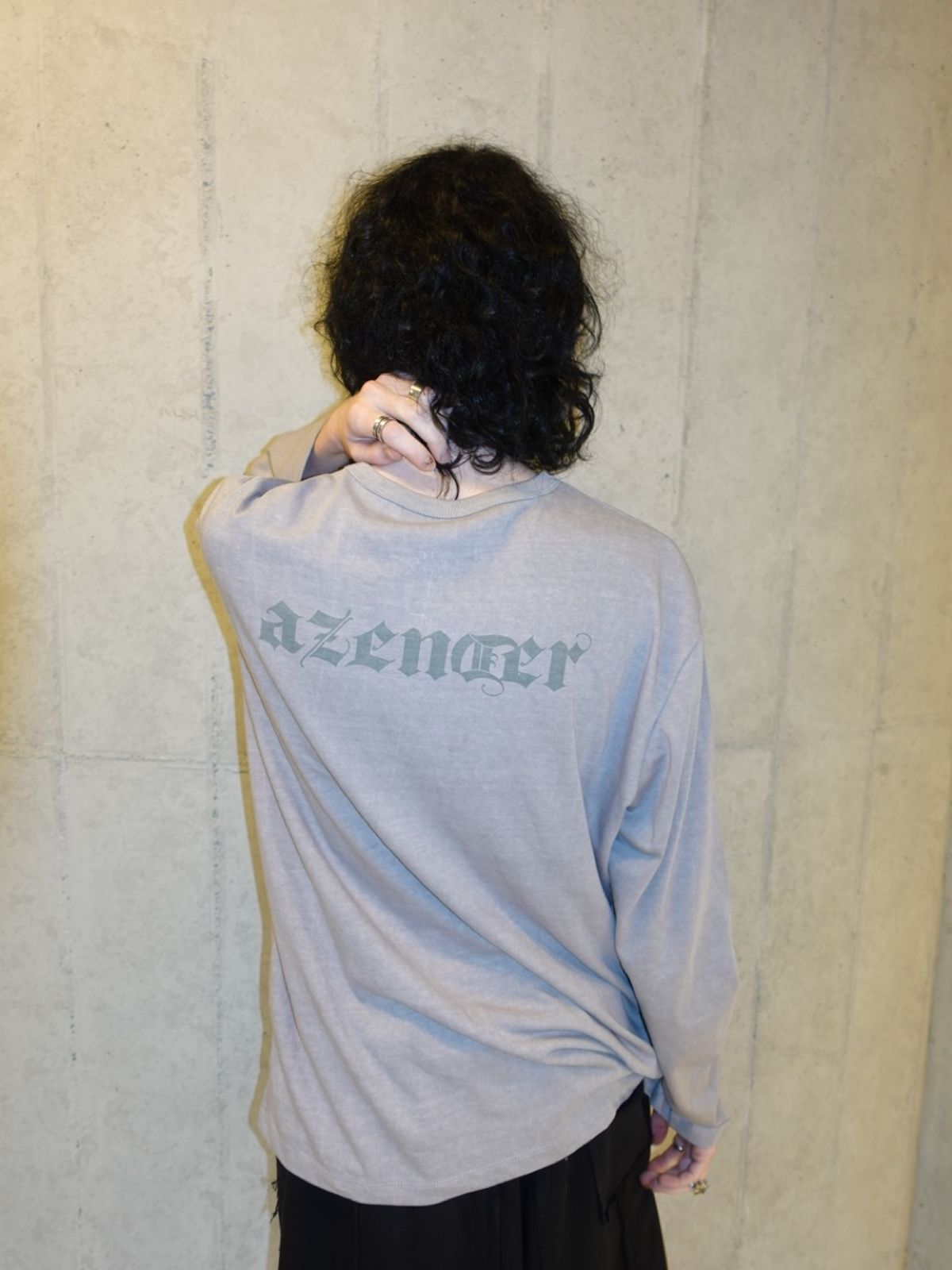 어젠더(AZENDER) 피그먼트 어젠더 긴팔티 그레이