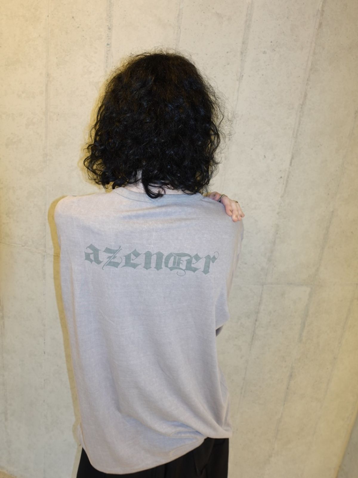어젠더(AZENDER) 피그먼트 어젠더 긴팔티 그레이