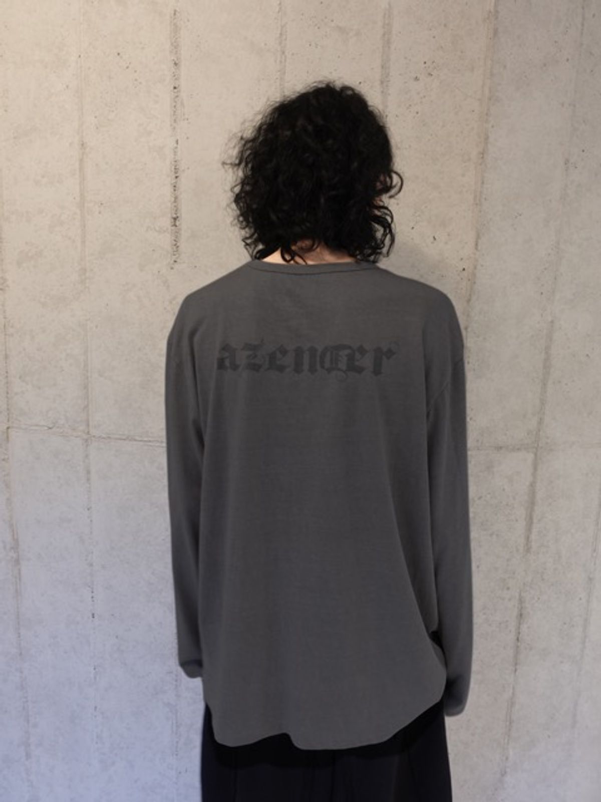 어젠더(AZENDER) 피그먼트 어젠더 긴팔티 차콜