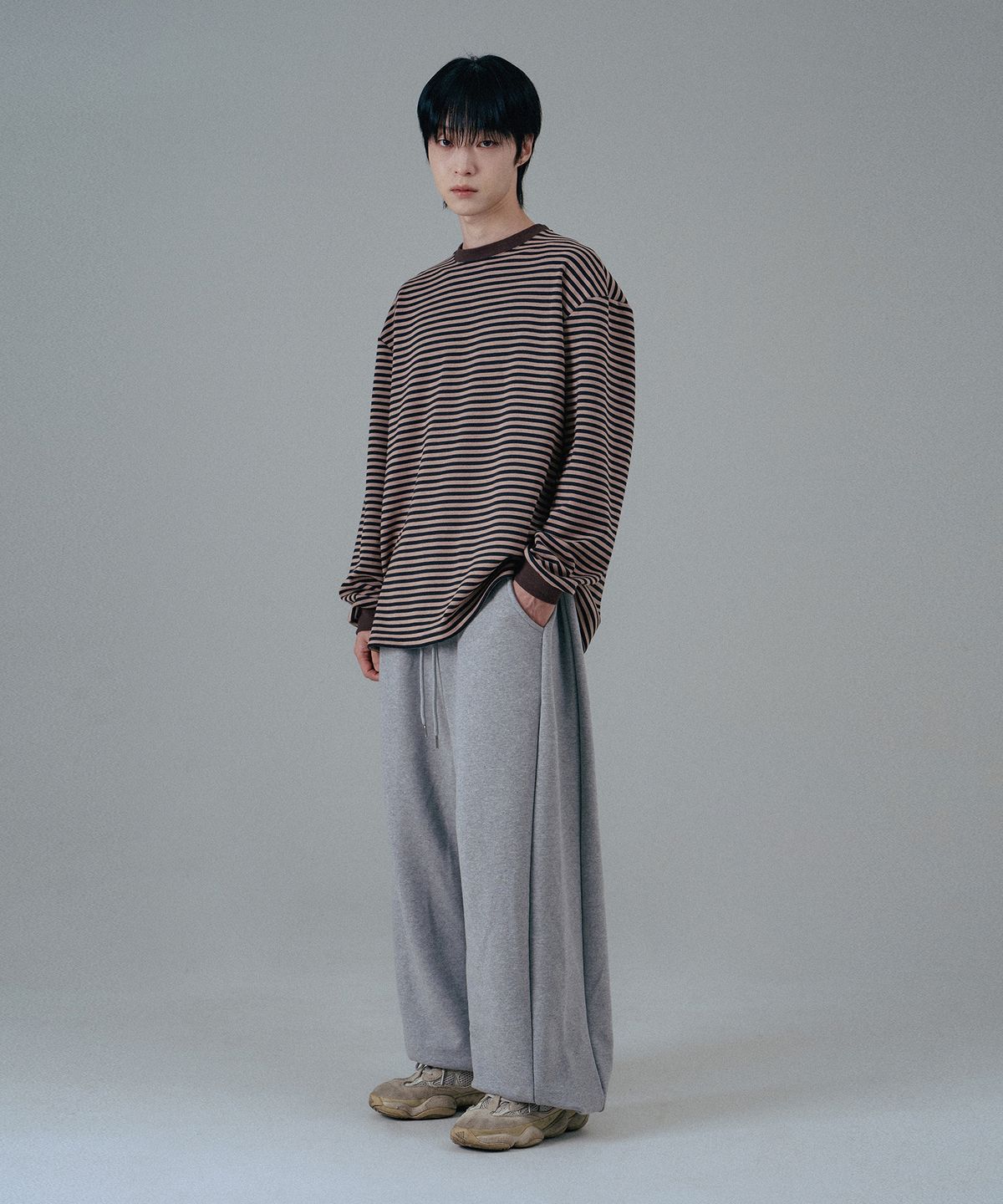 무븐(MOOVN) 에센셜 와이드 벌룬 스웨트 조거 팬츠 그레이
