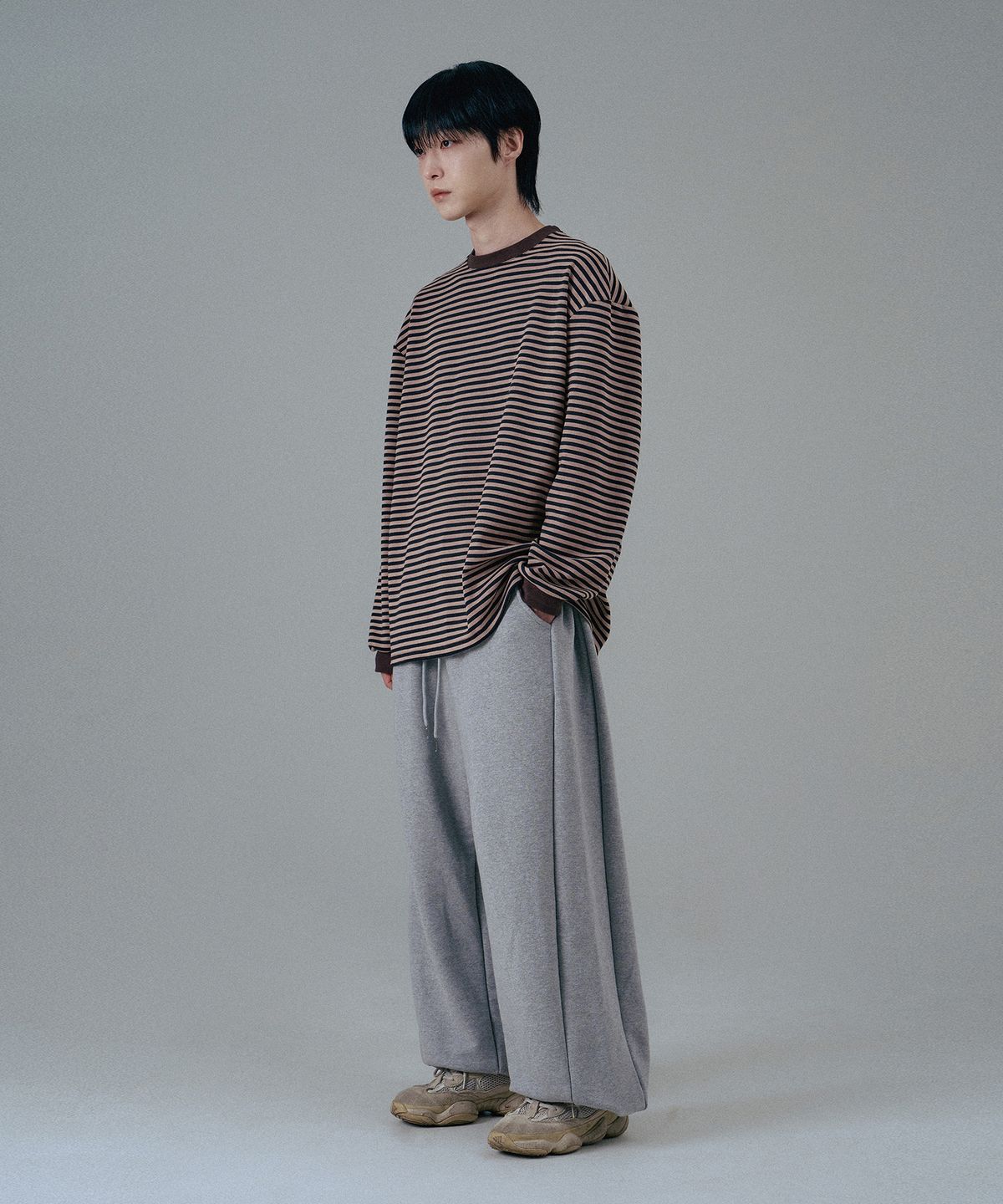 무븐(MOOVN) 에센셜 와이드 벌룬 스웨트 조거 팬츠 그레이