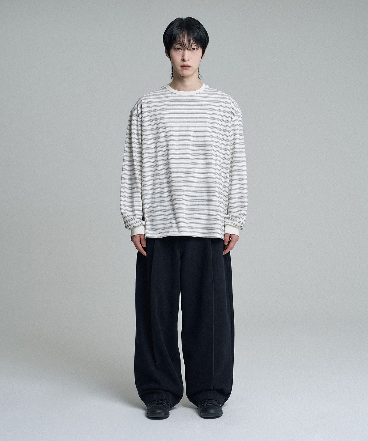 무븐(MOOVN) 딥 원턱 와이드 커브드 코튼 팬츠 블랙