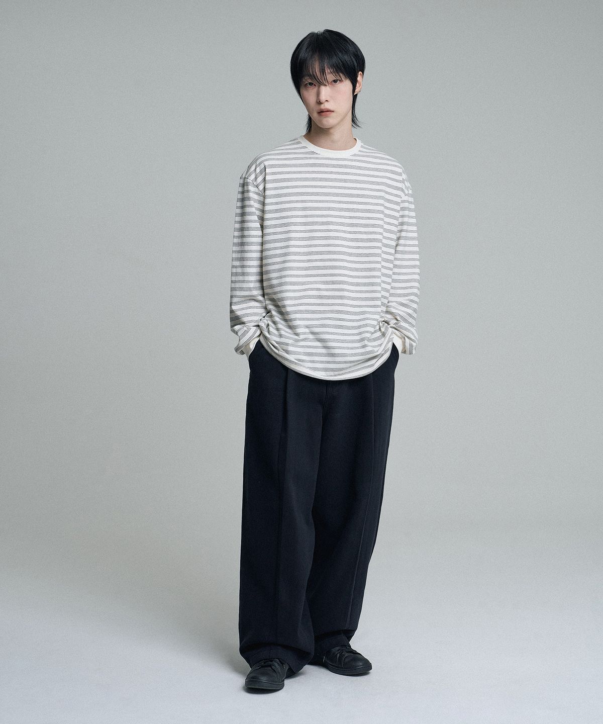무븐(MOOVN) 딥 원턱 와이드 커브드 코튼 팬츠 블랙