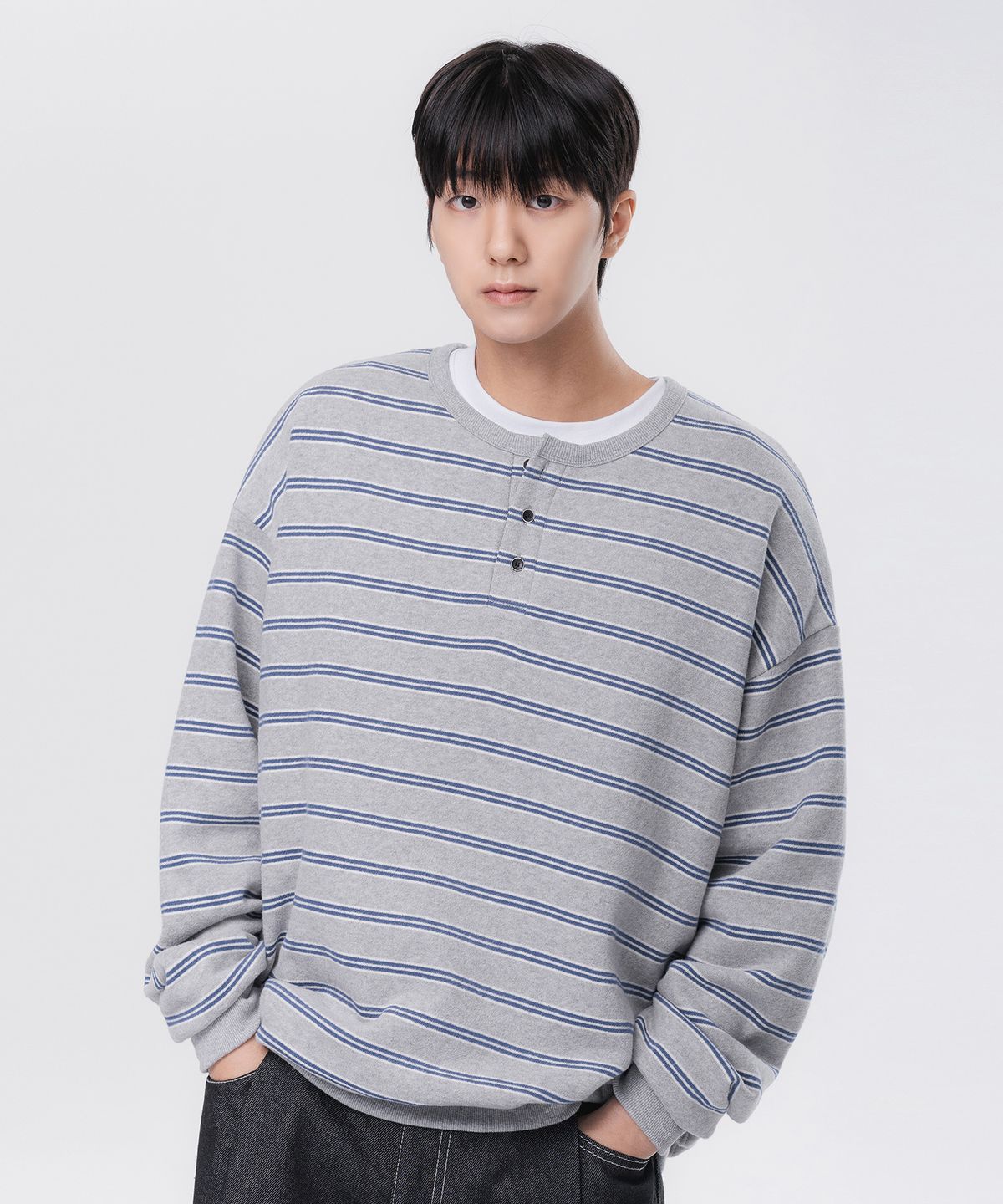 앨빈클로(ALVINCLO) 3버튼 헨리넥 피치스킨 스트라이프 오버핏 맨투맨 MAR339 (3 COLOR)