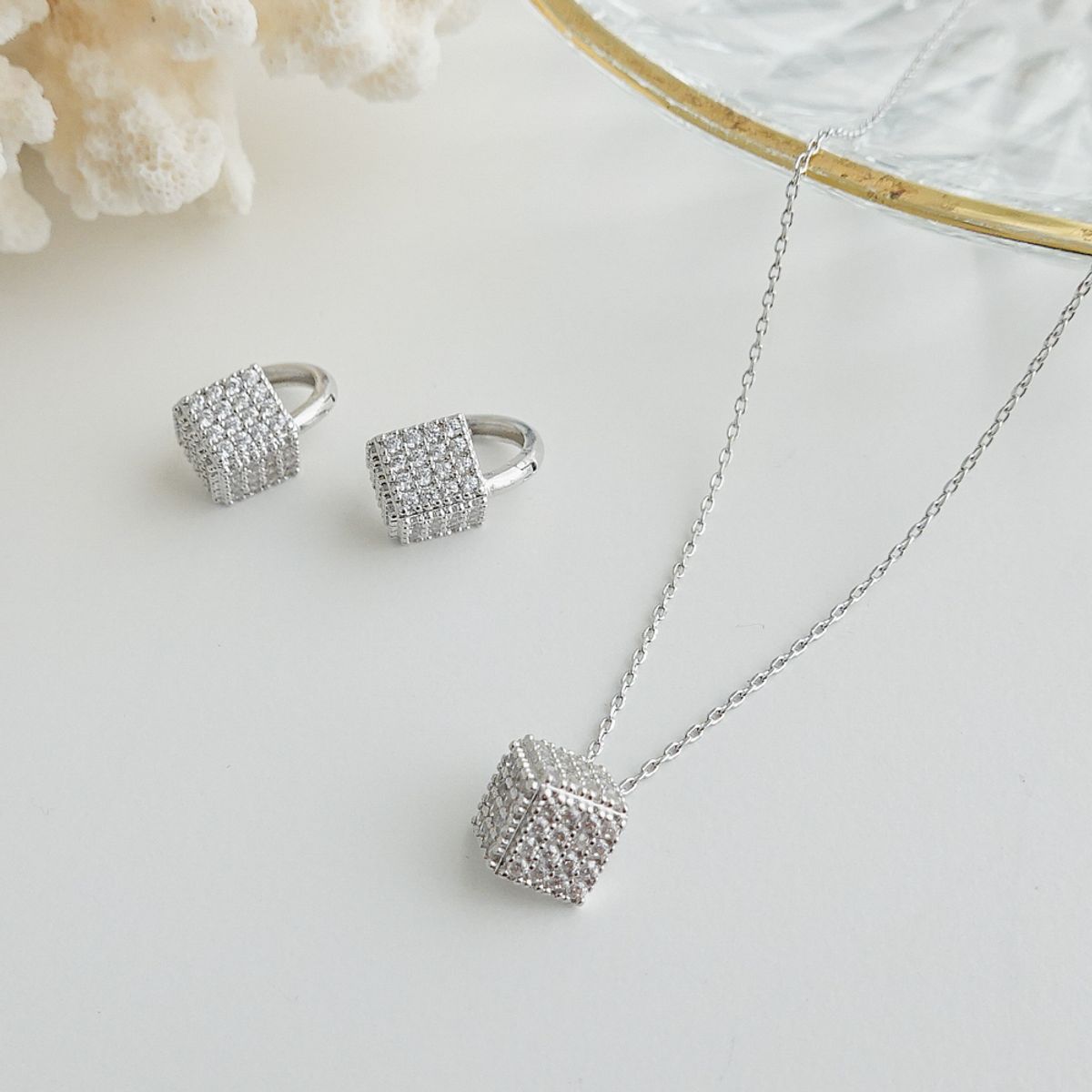 모노그래프(MONOGRAPH) 샤인다이스 목걸이 MGNL0372 Rhodium Plated (화이트골드)