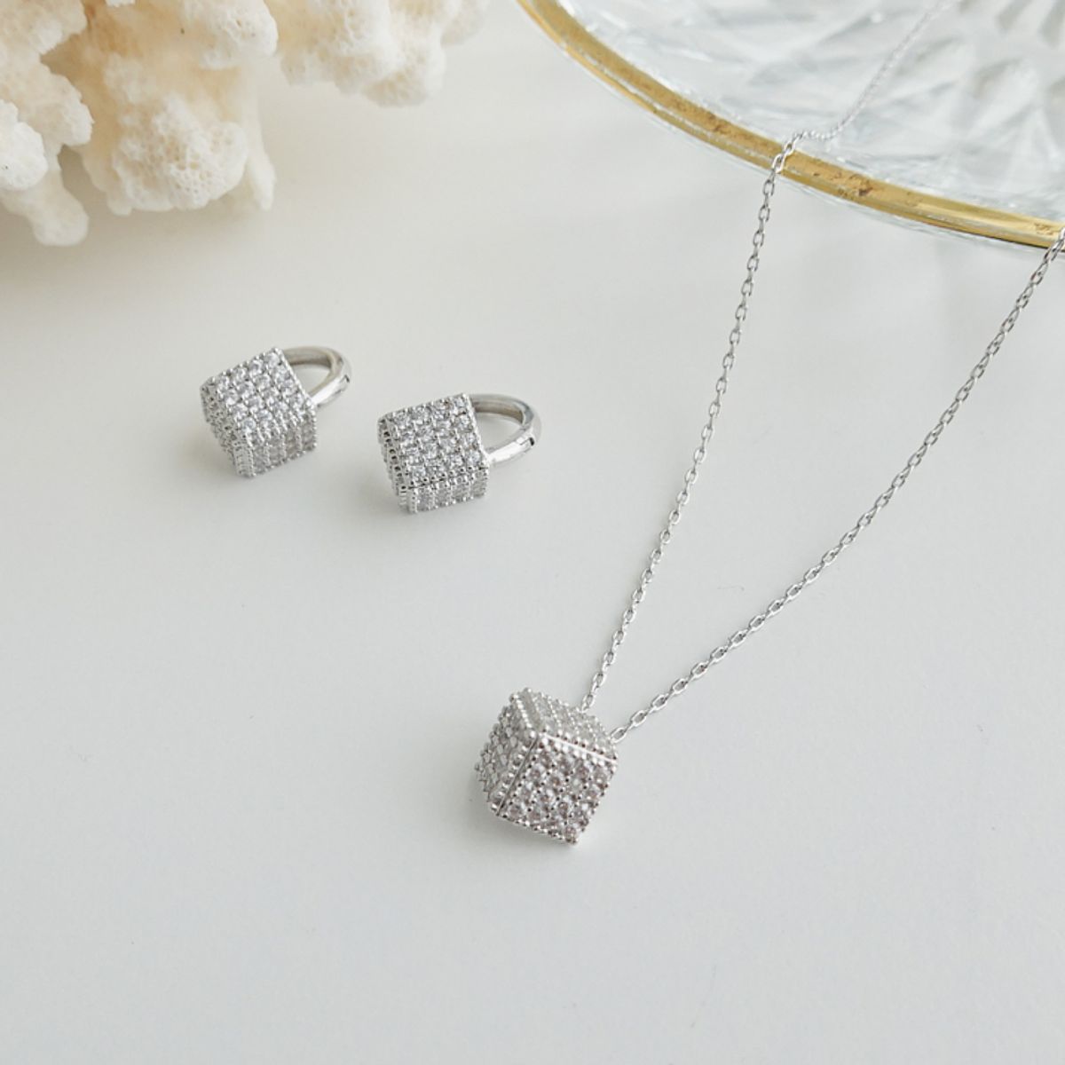 모노그래프(MONOGRAPH) 샤인다이스 귀걸이 MGER0373 Rhodium Plated (화이트골드)