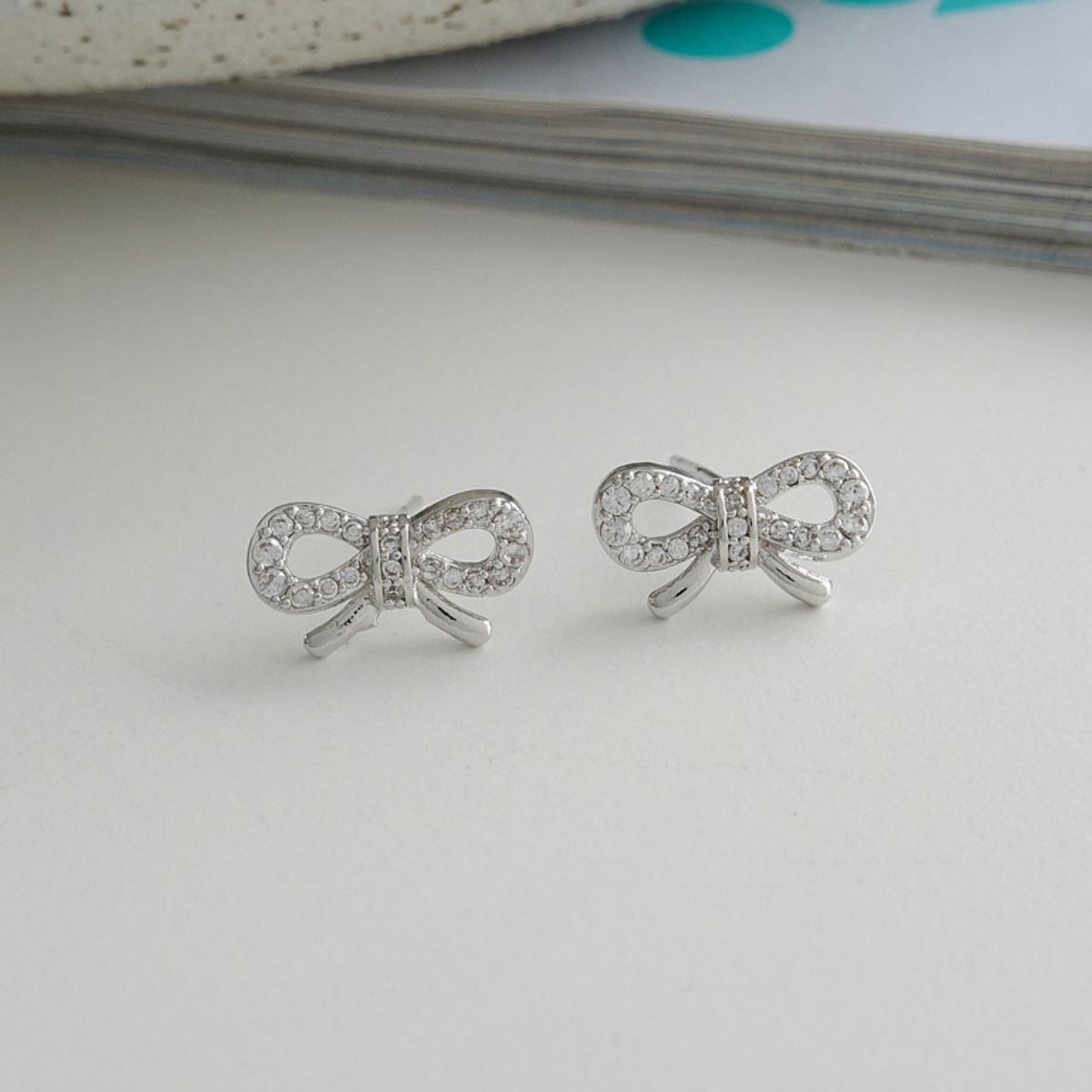 모노그래프(MONOGRAPH) 리봉봉 귀걸이 MGER0384 Rhodium Plated (화이트골드)