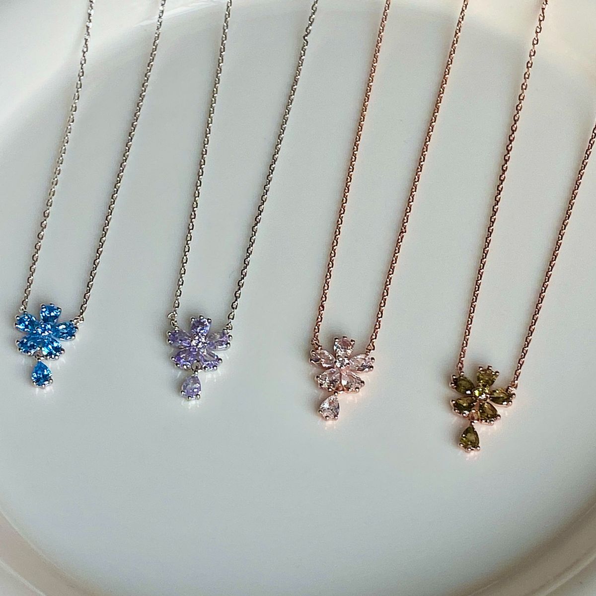 모노그래프(MONOGRAPH) 칼리아 목걸이 MGNL0394 Rhodium Plated (화이트골드+퍼플 큐빅)
