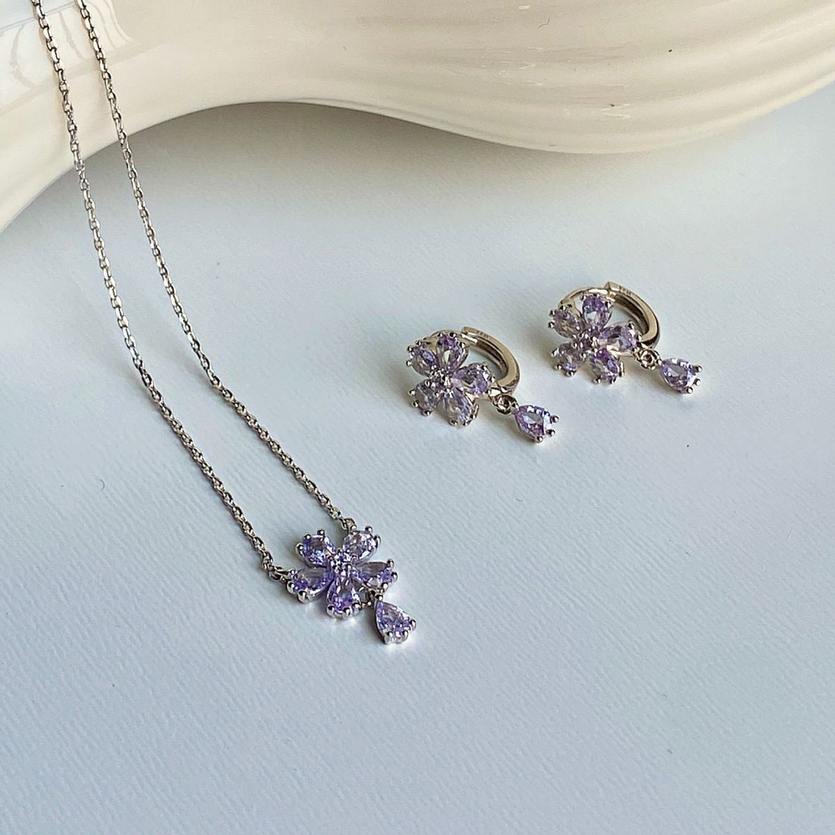 모노그래프(MONOGRAPH) 칼리아 귀걸이 MGNL0396 Rhodium Plated (화이트골드+퍼플 큐빅)