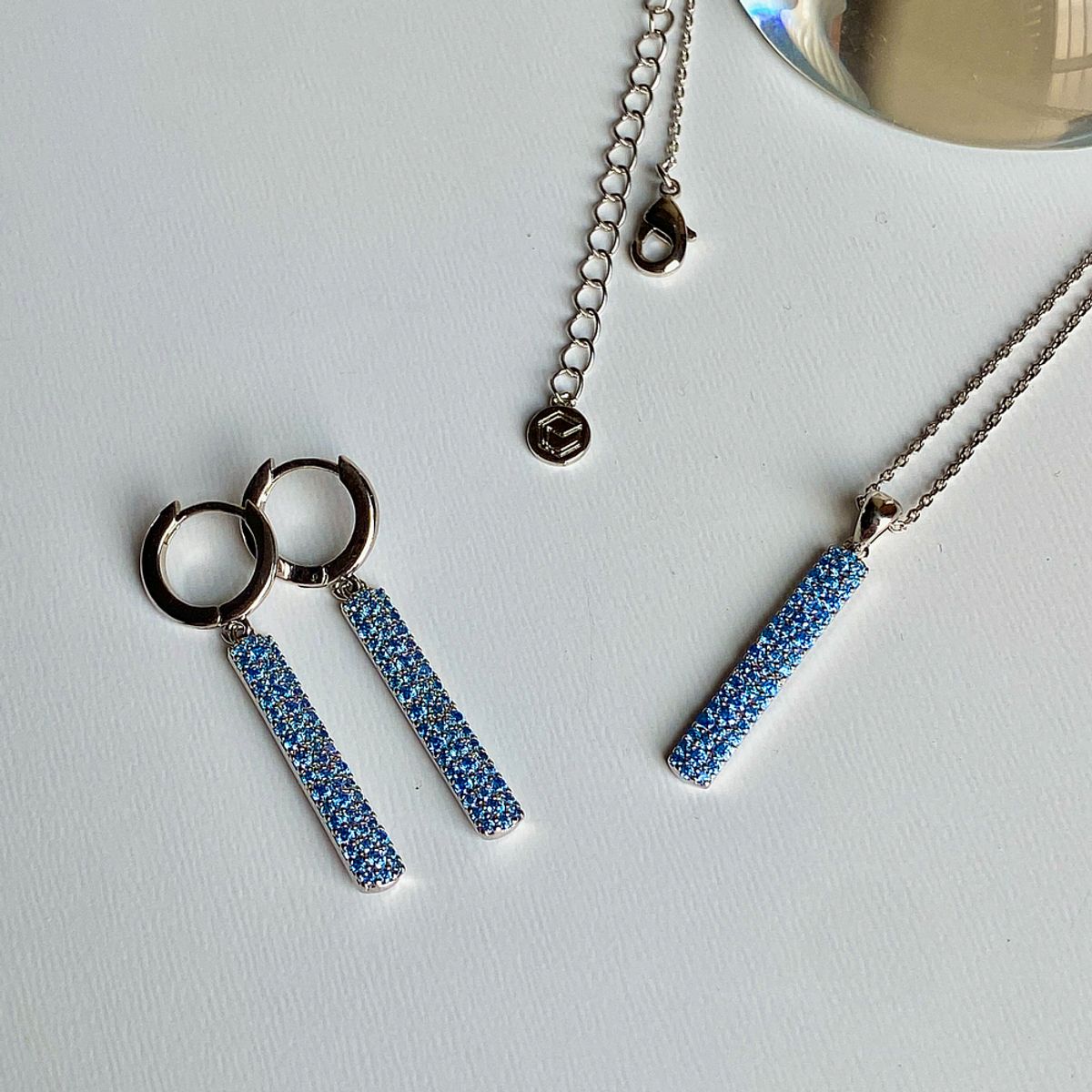 모노그래프(MONOGRAPH) 파이퍼 목걸이 MGNL0400 Rhodium Plated (화이트골드+블루 큐빅)