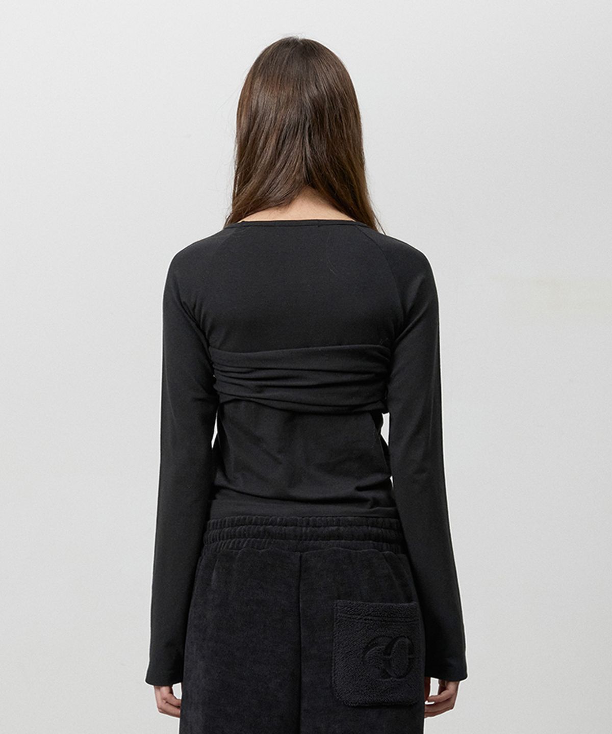 쓰리투에이티(THREE TO EIGHTY) RIBBON DRAPE LONG SLEEVE TEE BLACK