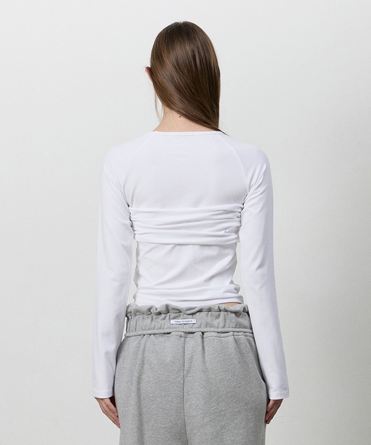쓰리투에이티(THREE TO EIGHTY) RIBBON DRAPE LONG SLEEVE TEE WHITE