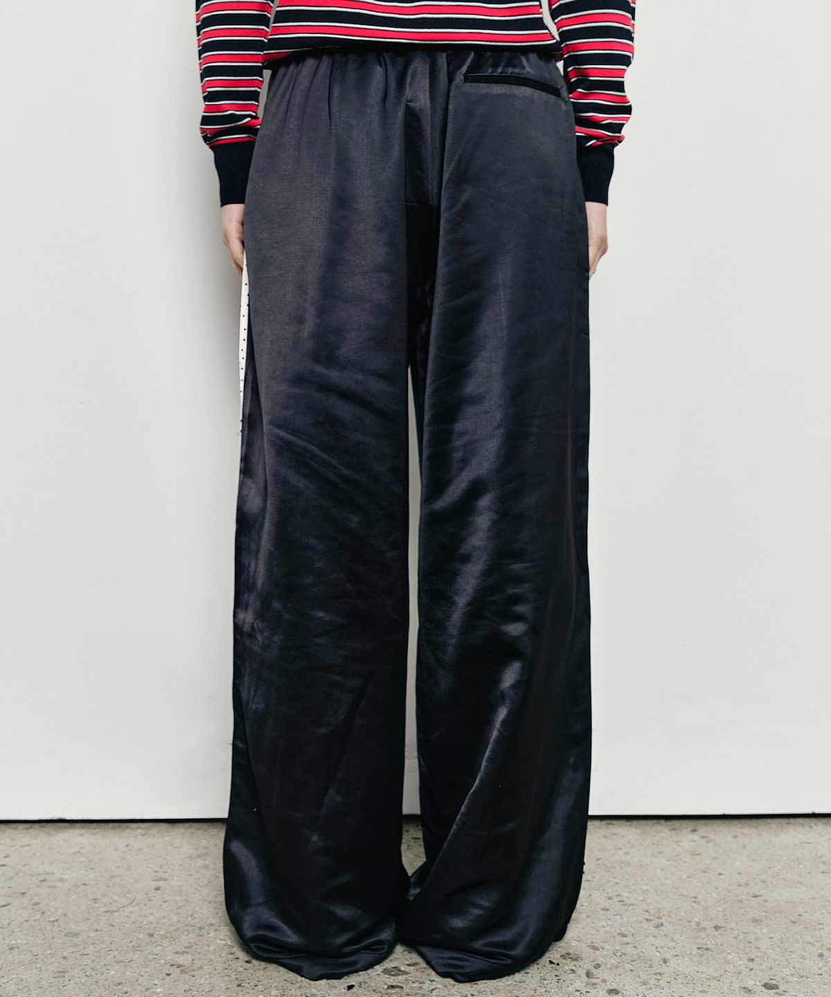 닉앤니콜(NICK&NICOLE) DOT DOUBLE LINE SATIN PANTS_BLACK
