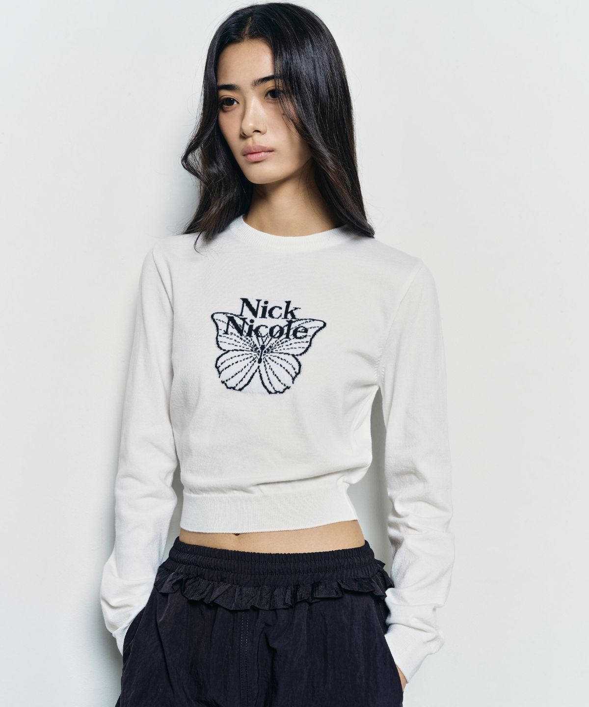 닉앤니콜(NICK&NICOLE) MINI BUTTERFLY SIGNATURE SLEEVE KNIT_IVORY BLACK