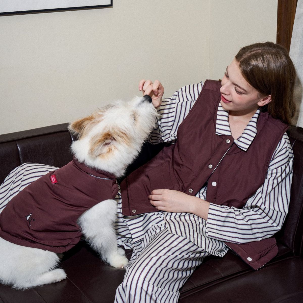 댄스온더플로어(DANCEONTHEFLOOR) Furless Reversible Pedded Vest 퍼리스 패딩 베스트 (Brown&Black Stripe)