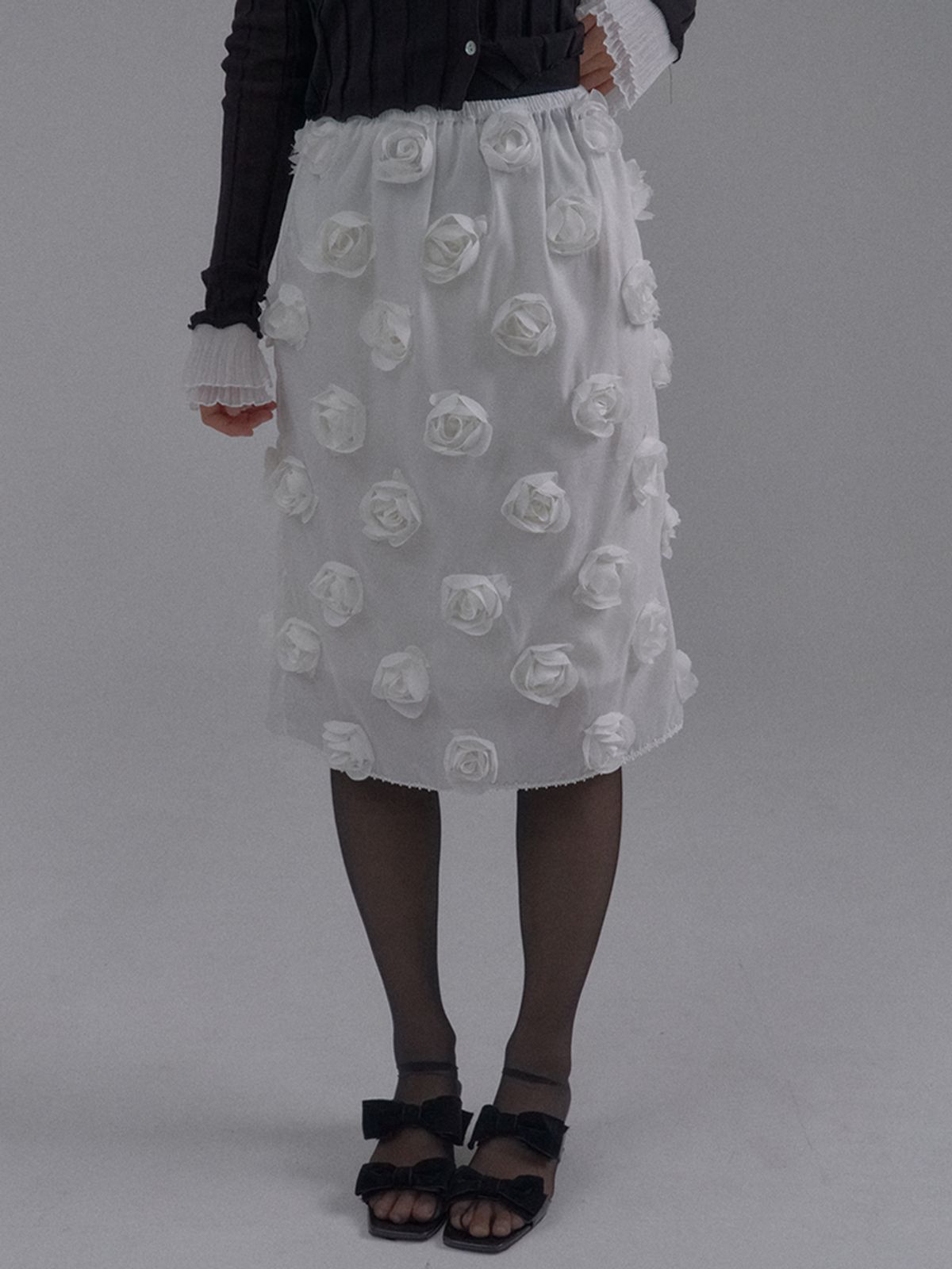 쏘리, 투 머치 러브(SORRY, TOO MUCH LOVE) Rose Embellished Tulle Midi Skirt_White