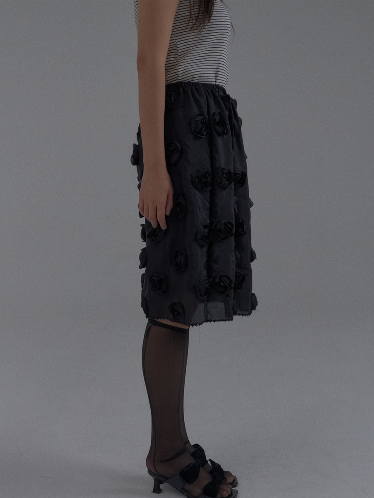 쏘리, 투 머치 러브(SORRY, TOO MUCH LOVE) Rose Embellished Tulle Midi Skirt_Black