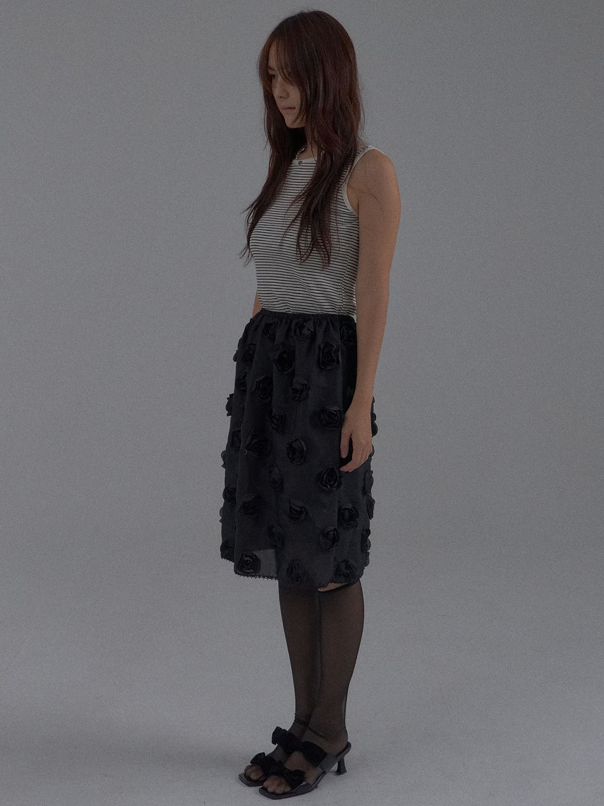 쏘리, 투 머치 러브(SORRY, TOO MUCH LOVE) Rose Embellished Tulle Midi Skirt_Black