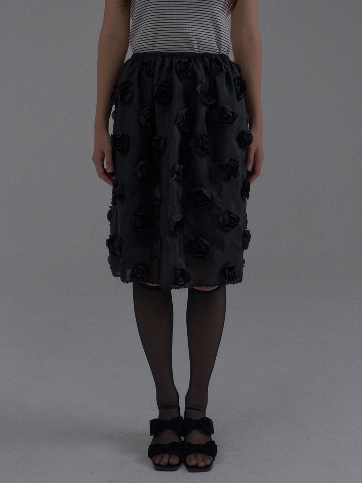쏘리, 투 머치 러브(SORRY, TOO MUCH LOVE) Rose Embellished Tulle Midi Skirt_Black