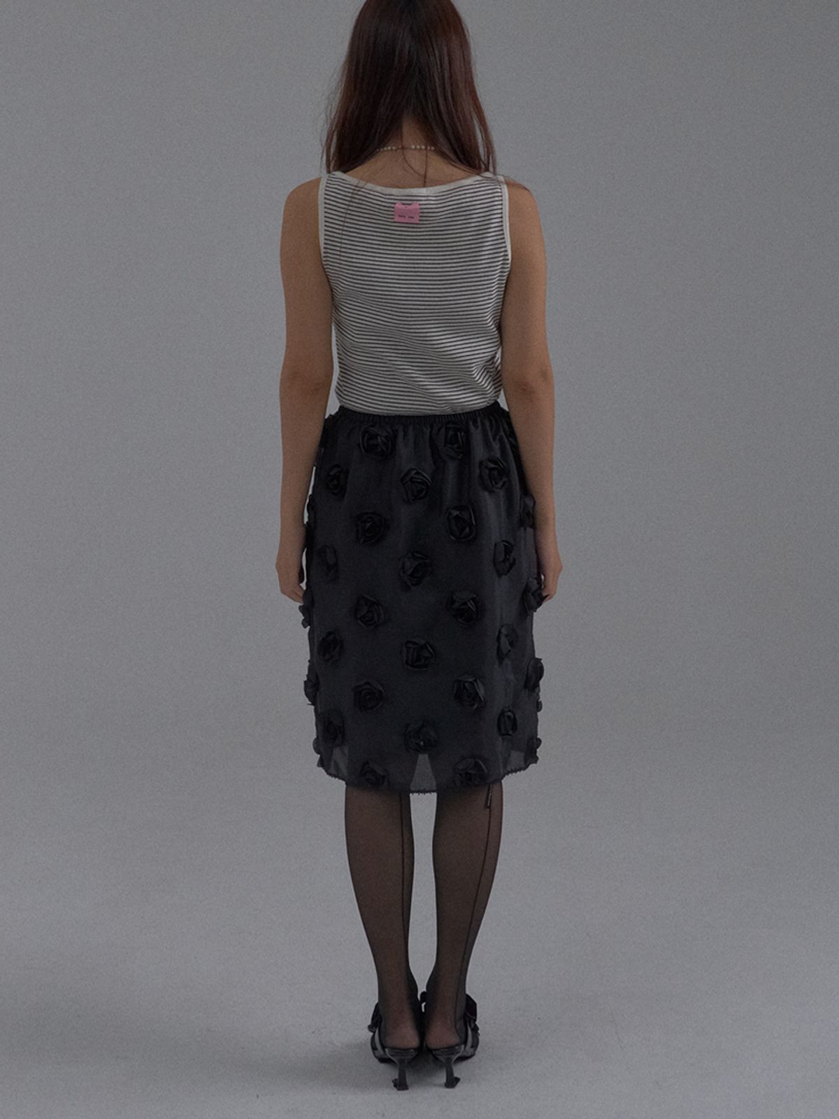 쏘리, 투 머치 러브(SORRY, TOO MUCH LOVE) Rose Embellished Tulle Midi Skirt_Black