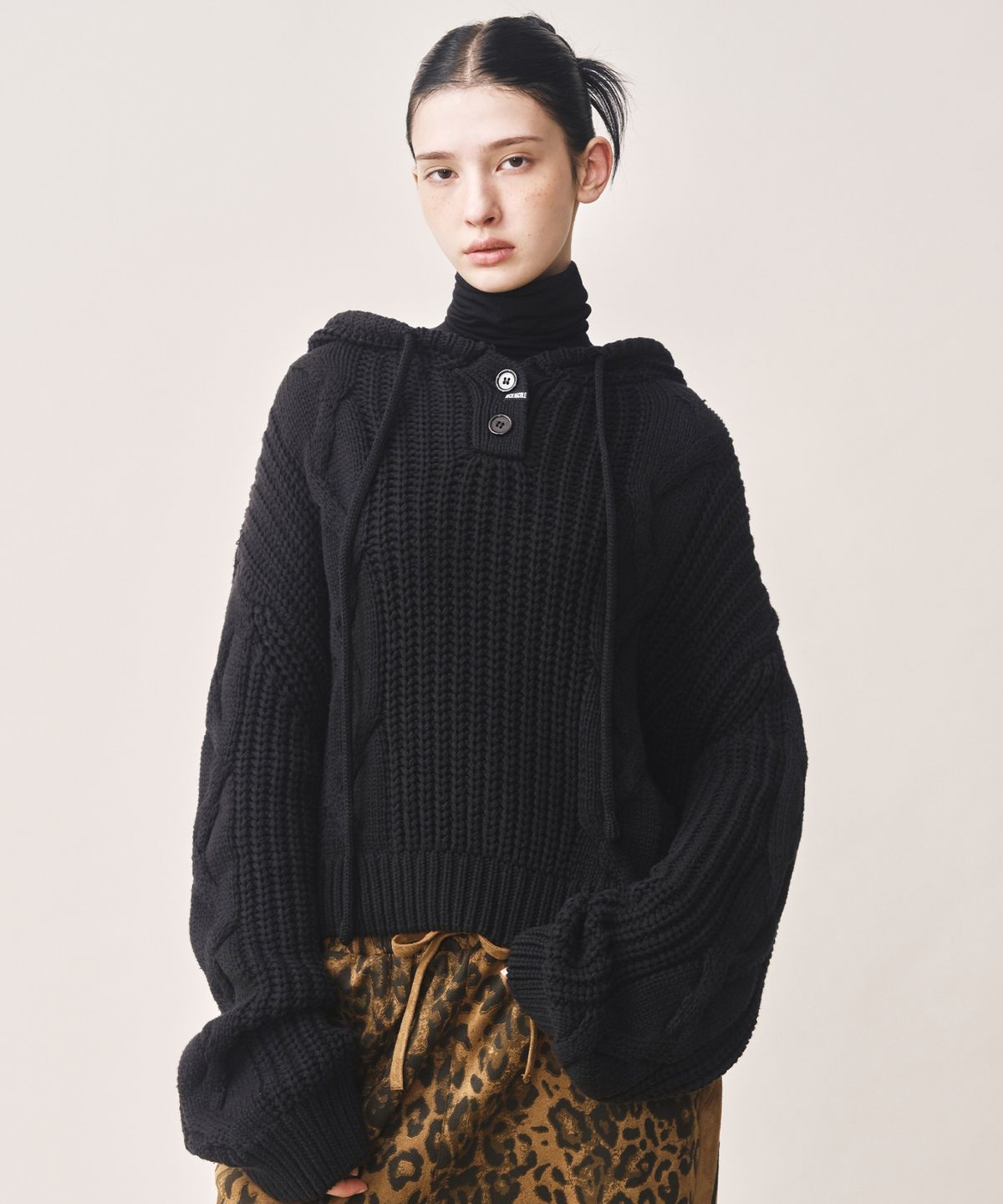 닉앤니콜(NICK&NICOLE) COZY BUTTON CABLE HOODIE KNIT_BLACK