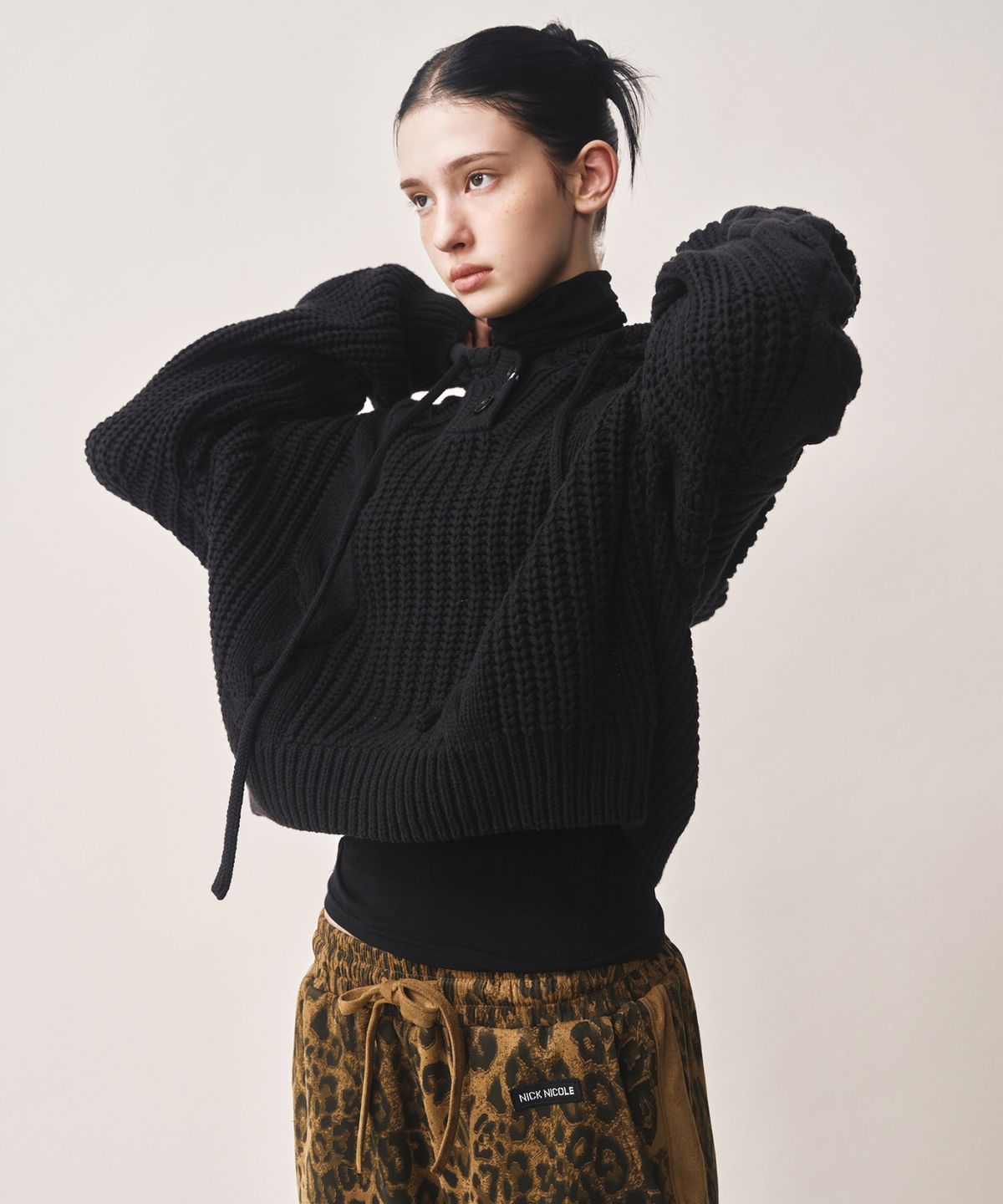 닉앤니콜(NICK&NICOLE) COZY BUTTON CABLE HOODIE KNIT_BLACK