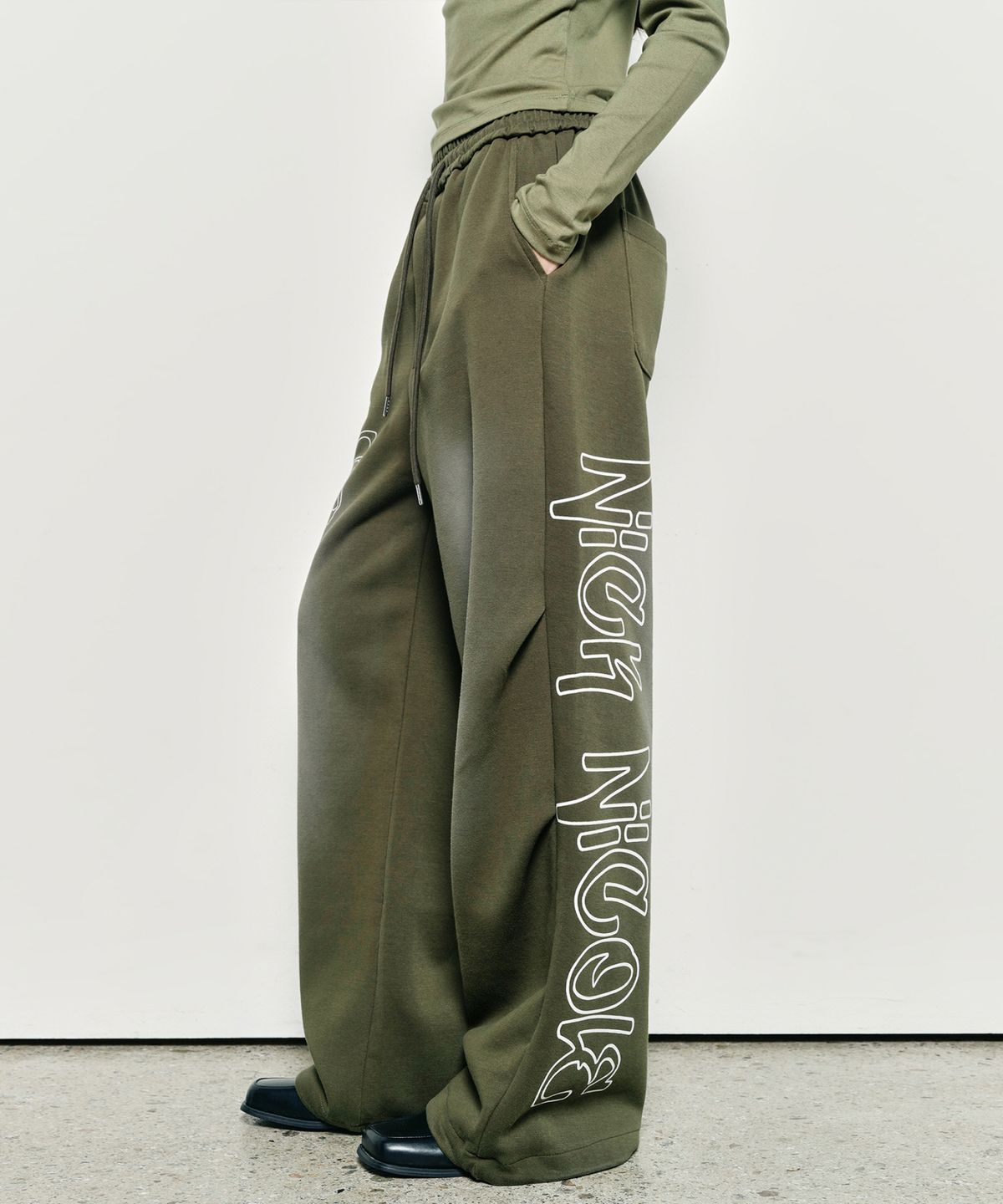 닉앤니콜(NICK&NICOLE) NICOLE BUTTERFLY WASHING SWEAT PANTS_KHAKI
