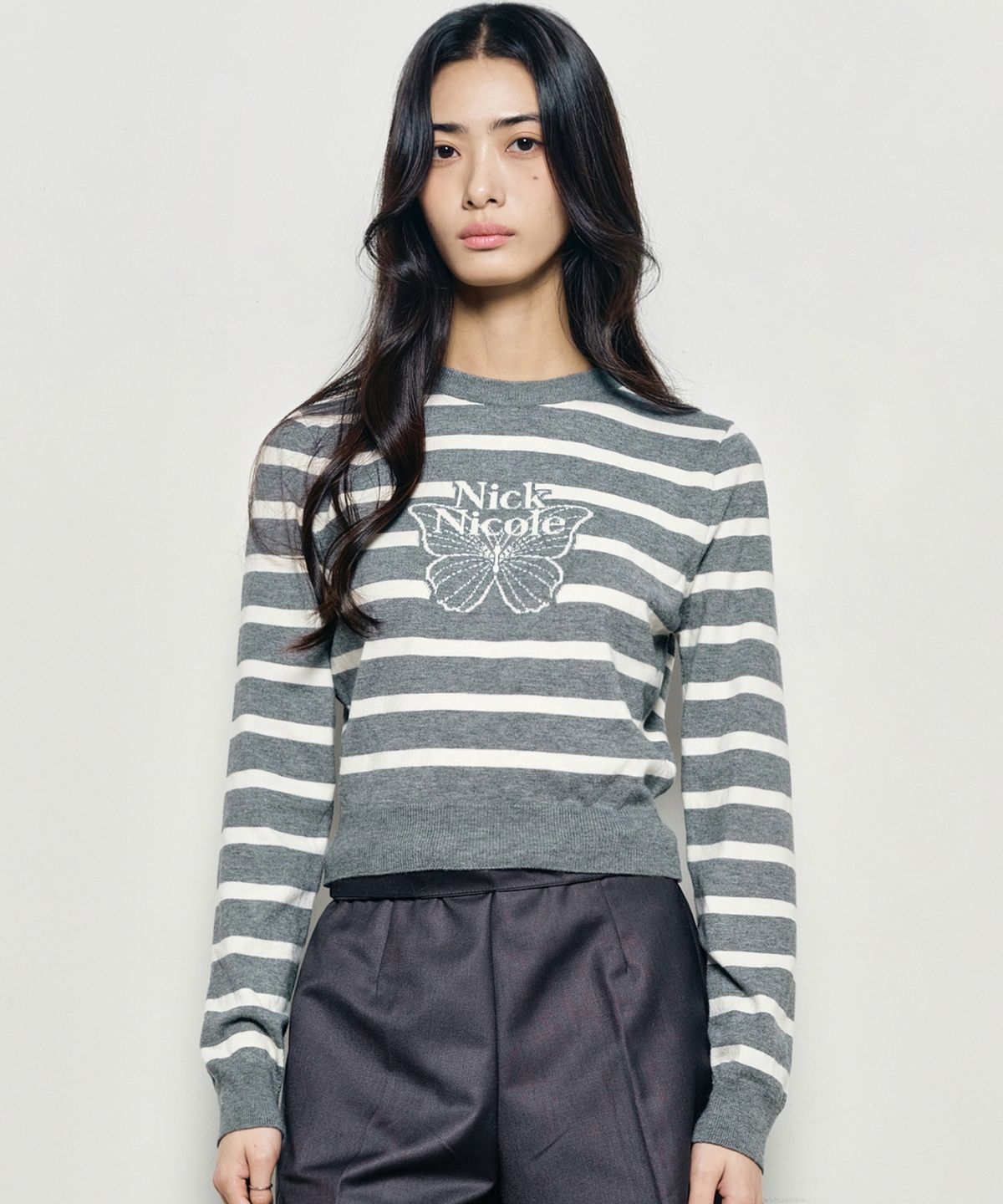 닉앤니콜(NICK&NICOLE) MINI BUTTERFLY SIGNATURE STRIPE KNIT_GRAY