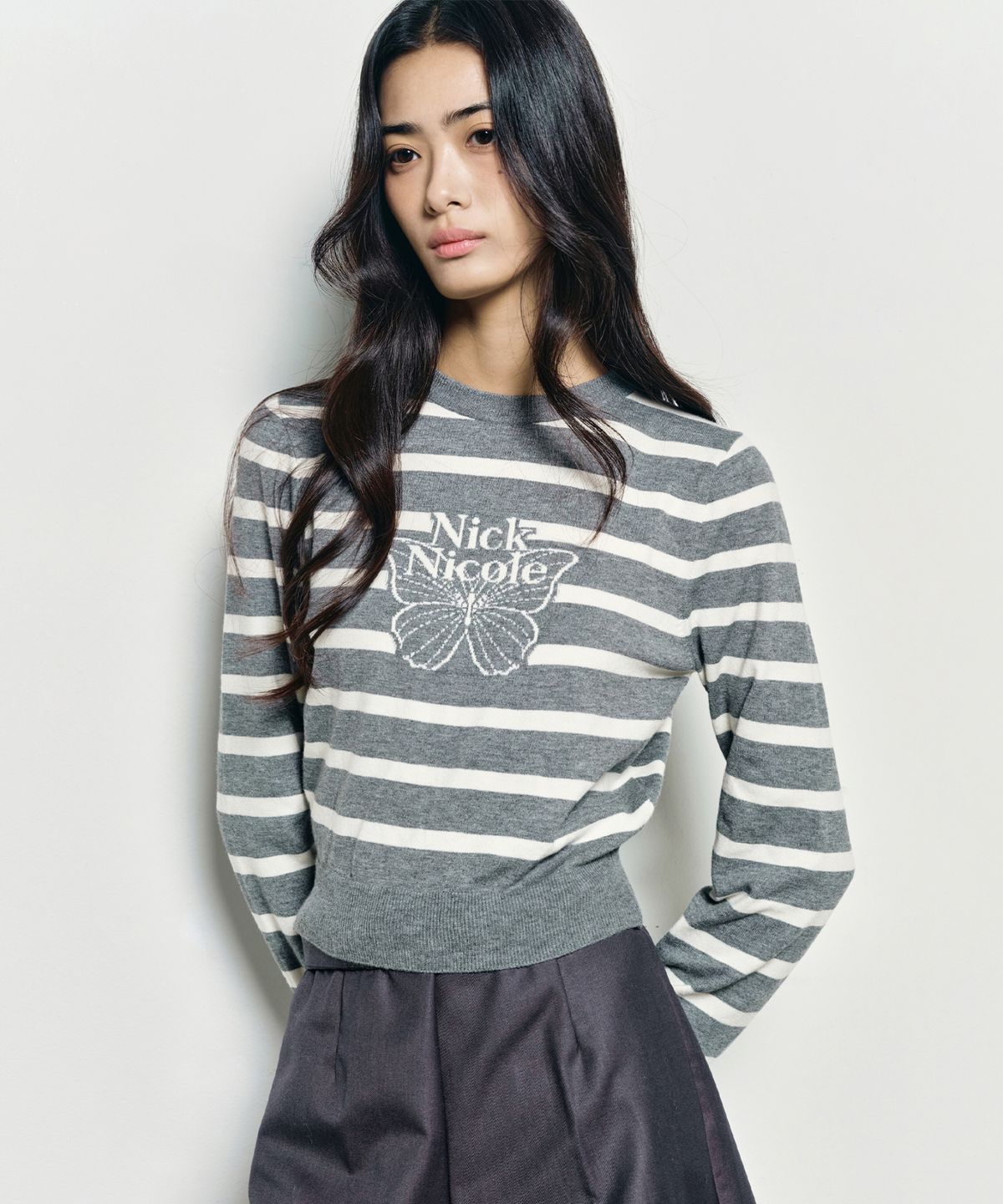 닉앤니콜(NICK&NICOLE) MINI BUTTERFLY SIGNATURE STRIPE KNIT_GRAY