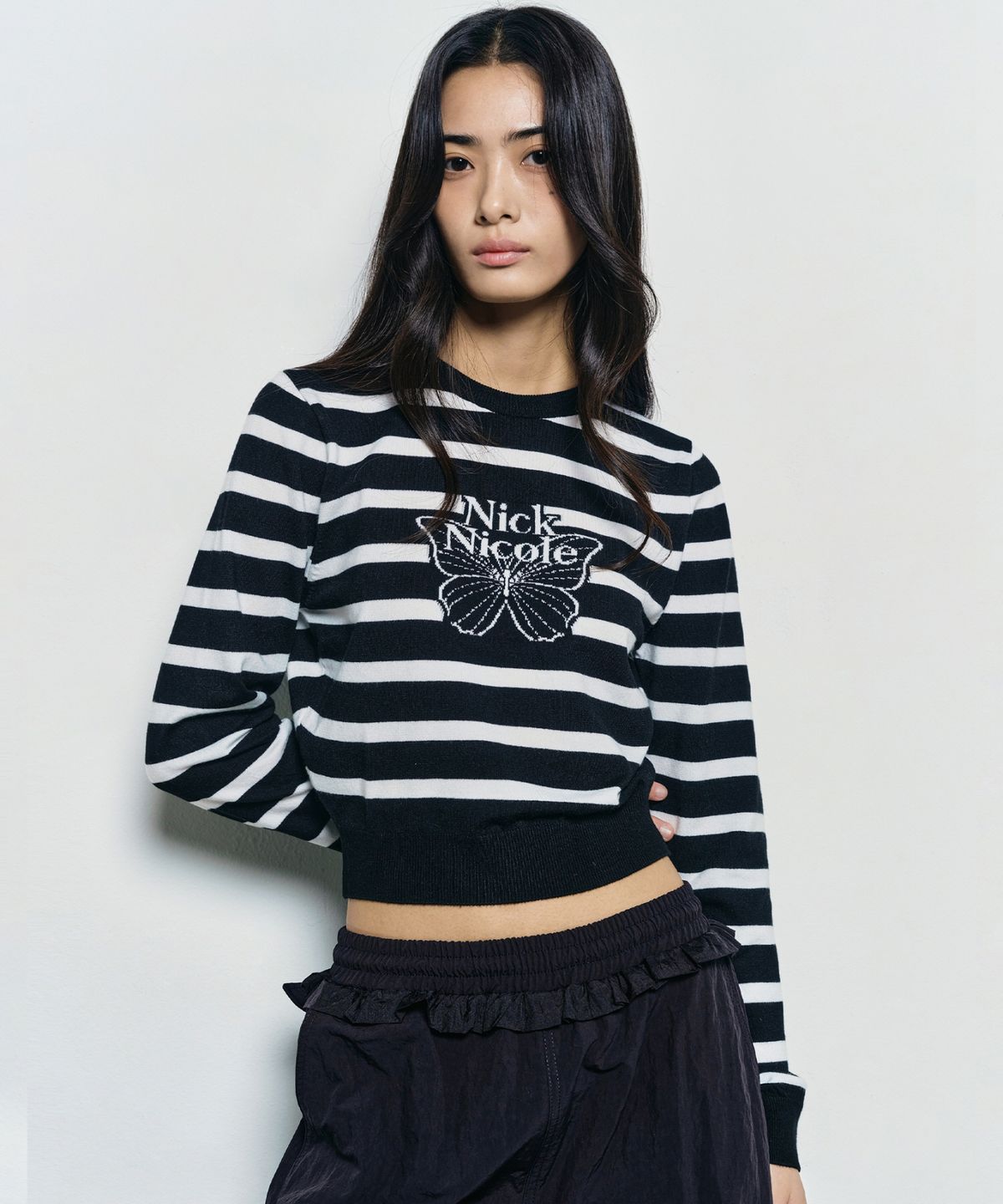 닉앤니콜(NICK&NICOLE) MINI BUTTERFLY SIGNATURE STRIPE KNIT_BLACK