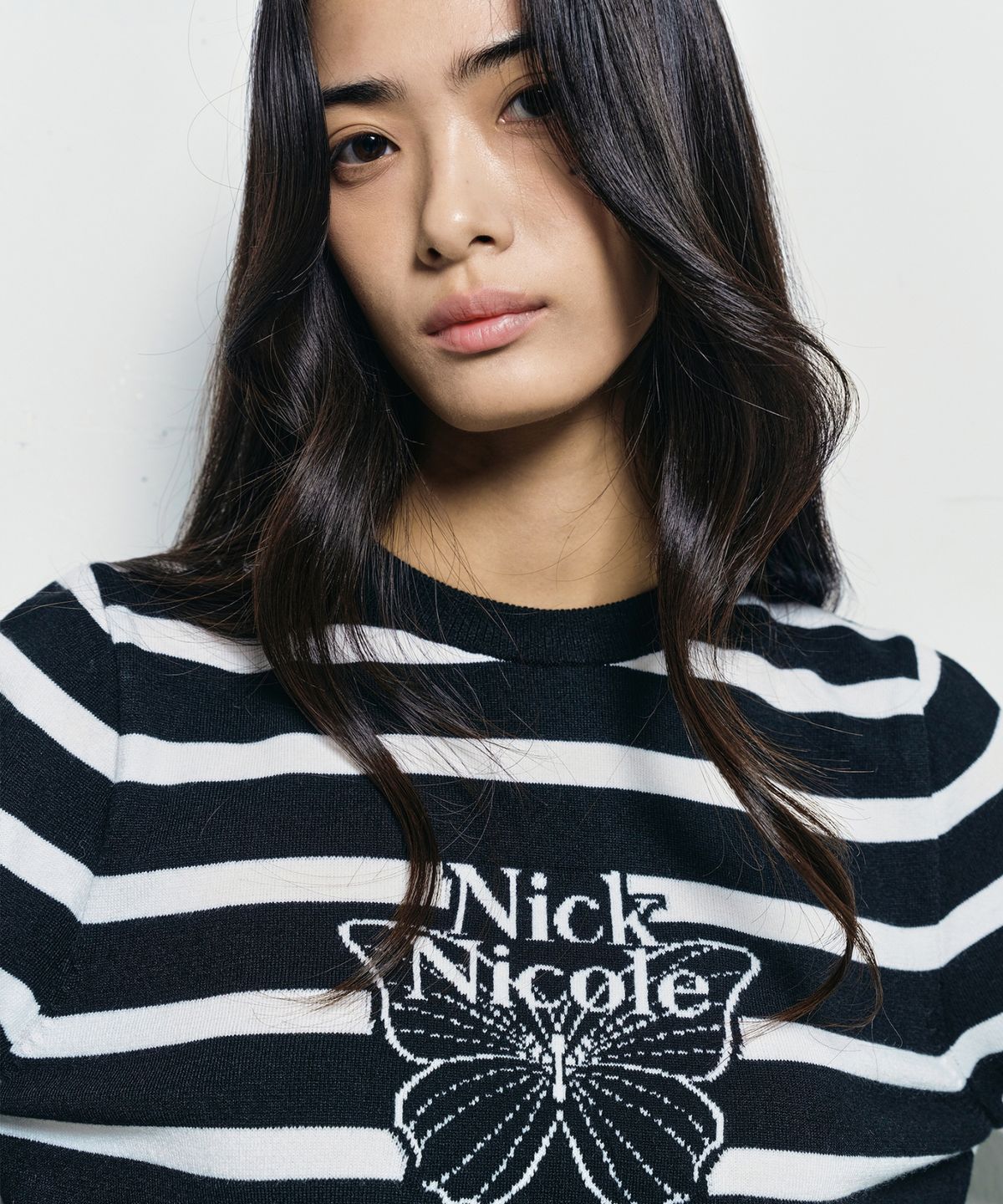 닉앤니콜(NICK&NICOLE) MINI BUTTERFLY SIGNATURE STRIPE KNIT_BLACK