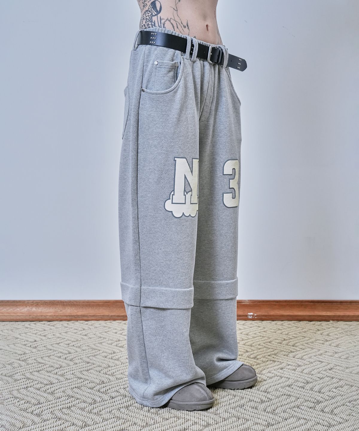 뉴제(NEWGE) Foam Printing Sweat Pants (GRAY)