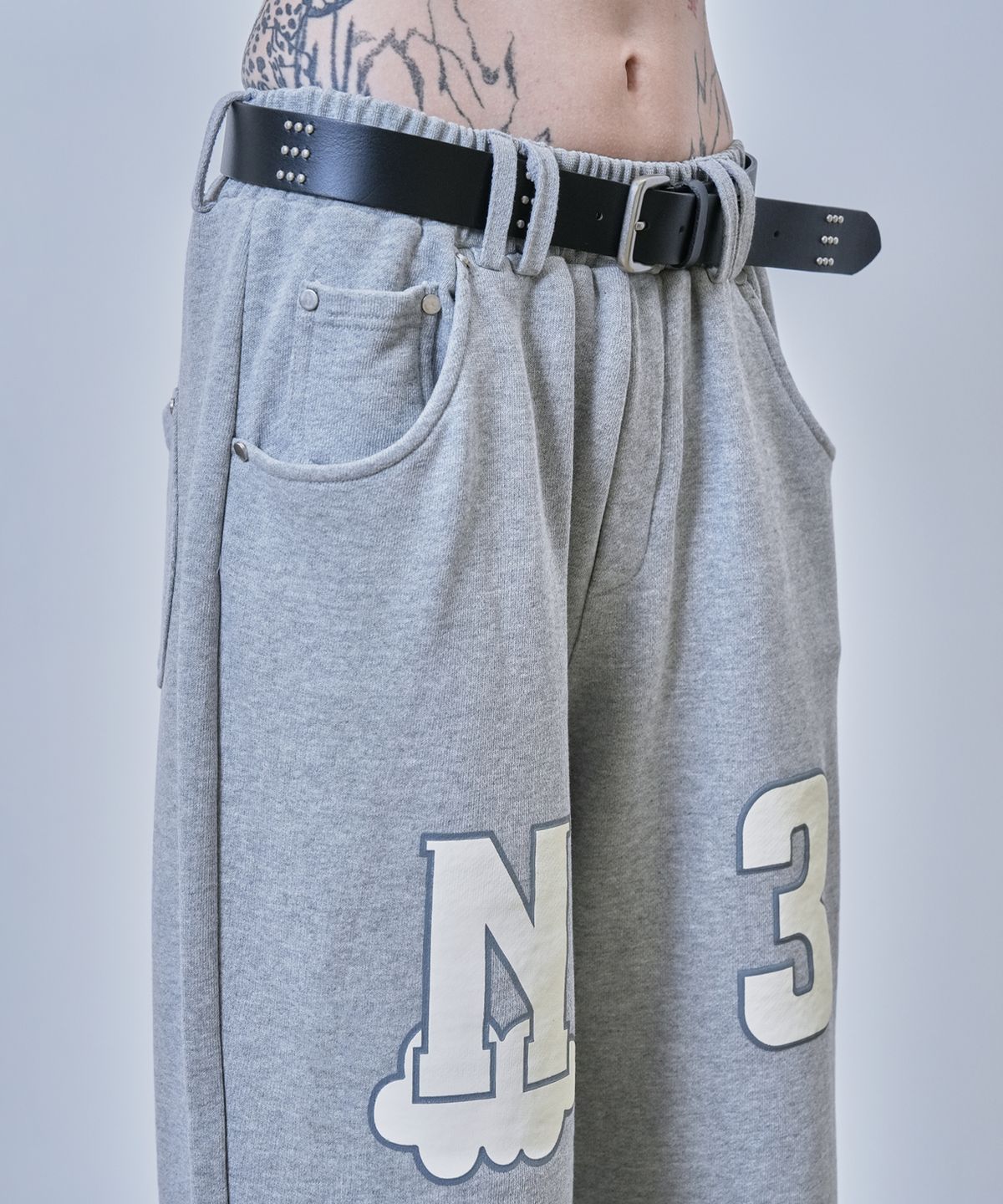 뉴제(NEWGE) Foam Printing Sweat Pants (GRAY)