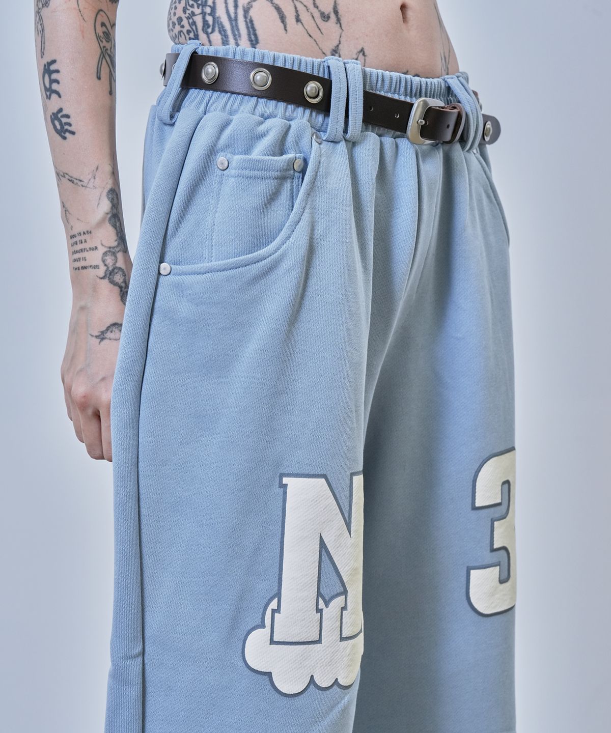 뉴제(NEWGE) Foam Printing Sweat Pants (SKY BLUE)