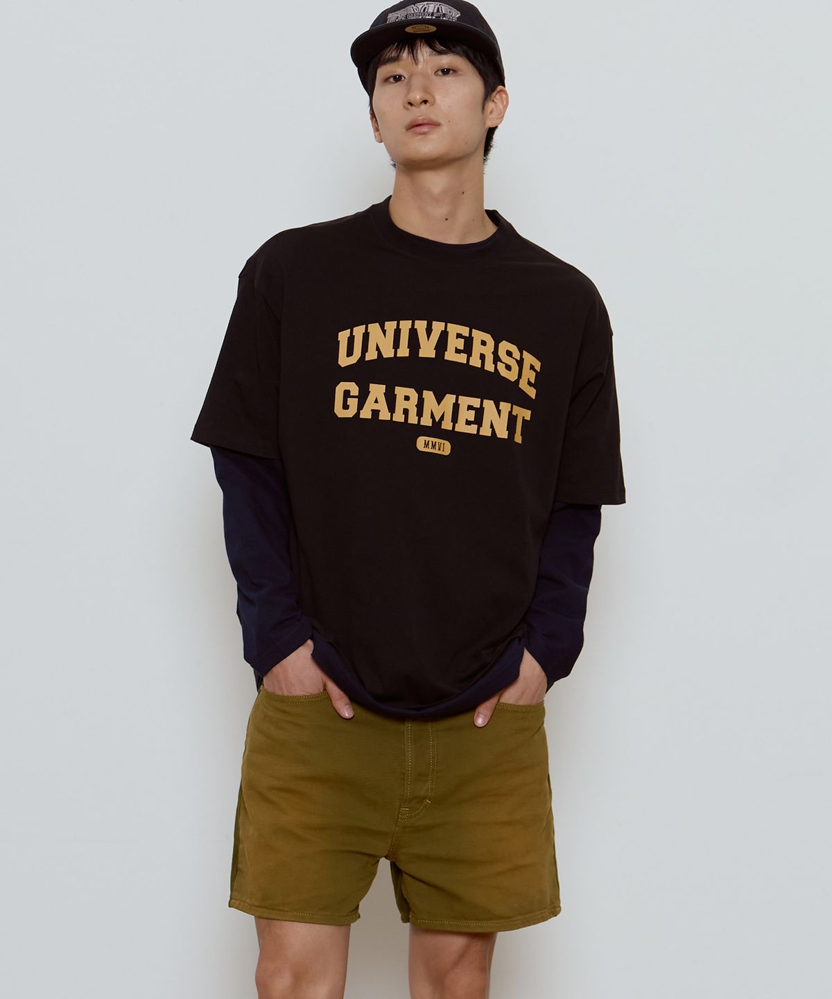 유니버스 가먼트(UNIVERSE GARMENT) UG 애슬래틱 로고 티셔츠_BLACK