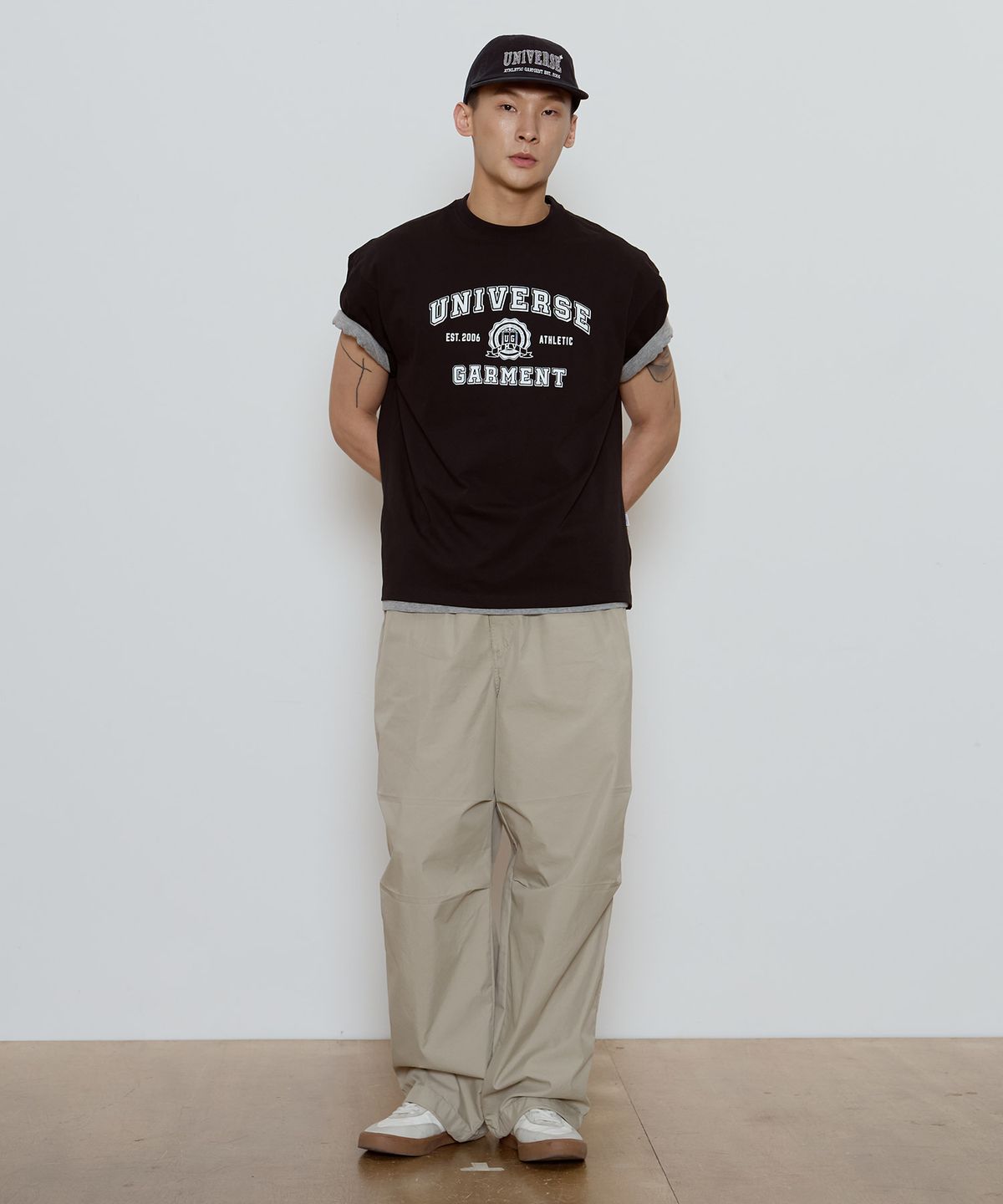 유니버스 가먼트(UNIVERSE GARMENT) UG 심볼 로고 프린트 티셔츠_BLACK