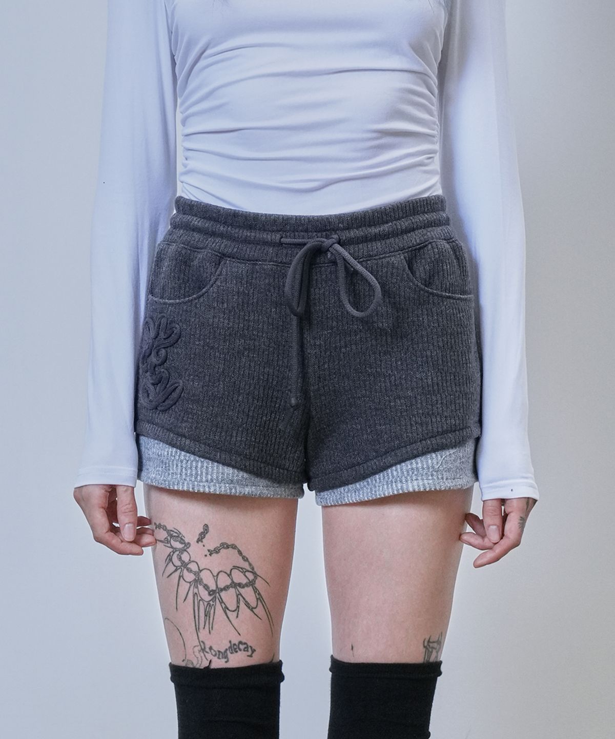 뉴제(NEWGE) Code Embroidery Knit Shorts (CHARCOAL)