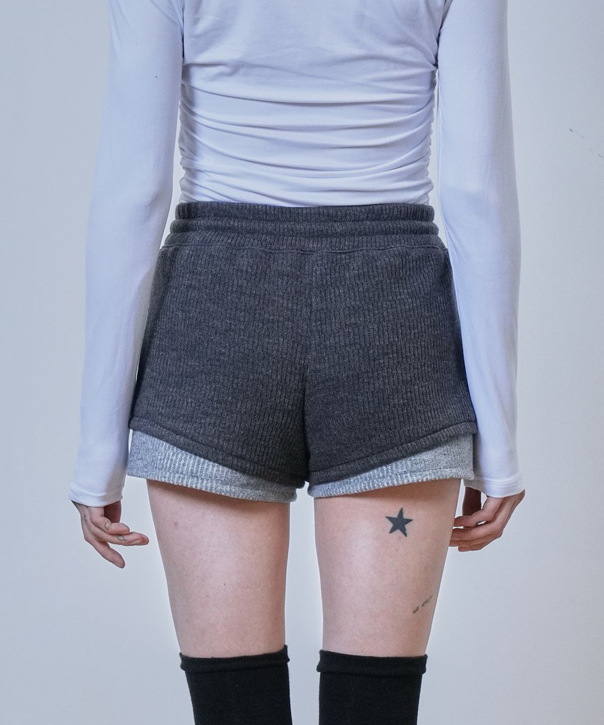 뉴제(NEWGE) Code Embroidery Knit Shorts (CHARCOAL)