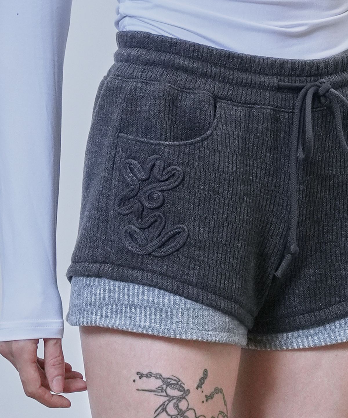 뉴제(NEWGE) Code Embroidery Knit Shorts (CHARCOAL)