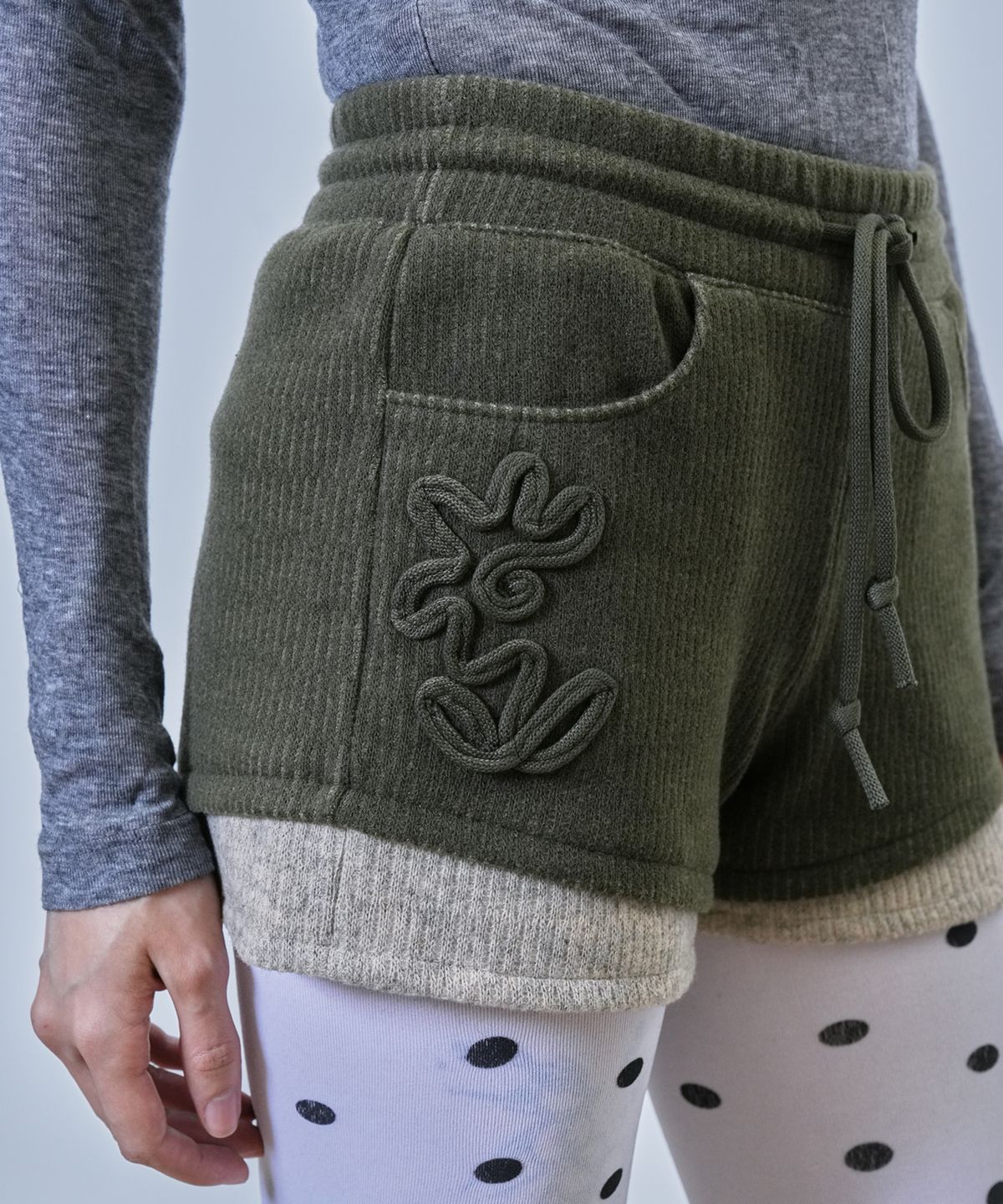 뉴제(NEWGE) Code Embroidery Knit Shorts (KHAKI)
