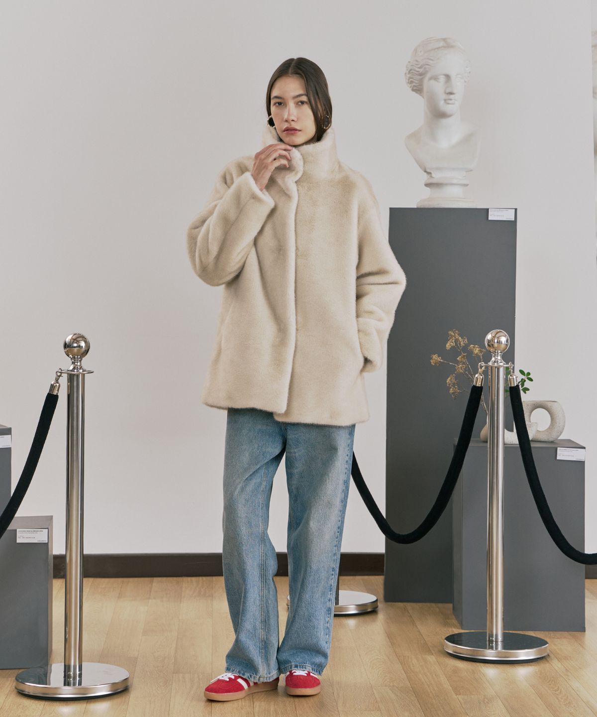 핀블랙(PINBLACK) 하이넥 밍크 퍼 자켓 아이보리