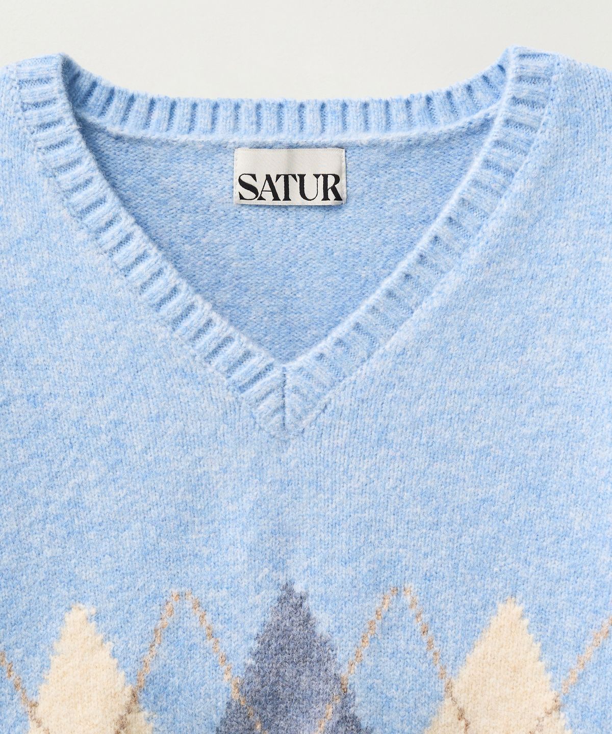 세터(SATUR) (W) 아가일 브이넥 풀오버 니트 스카이 블루