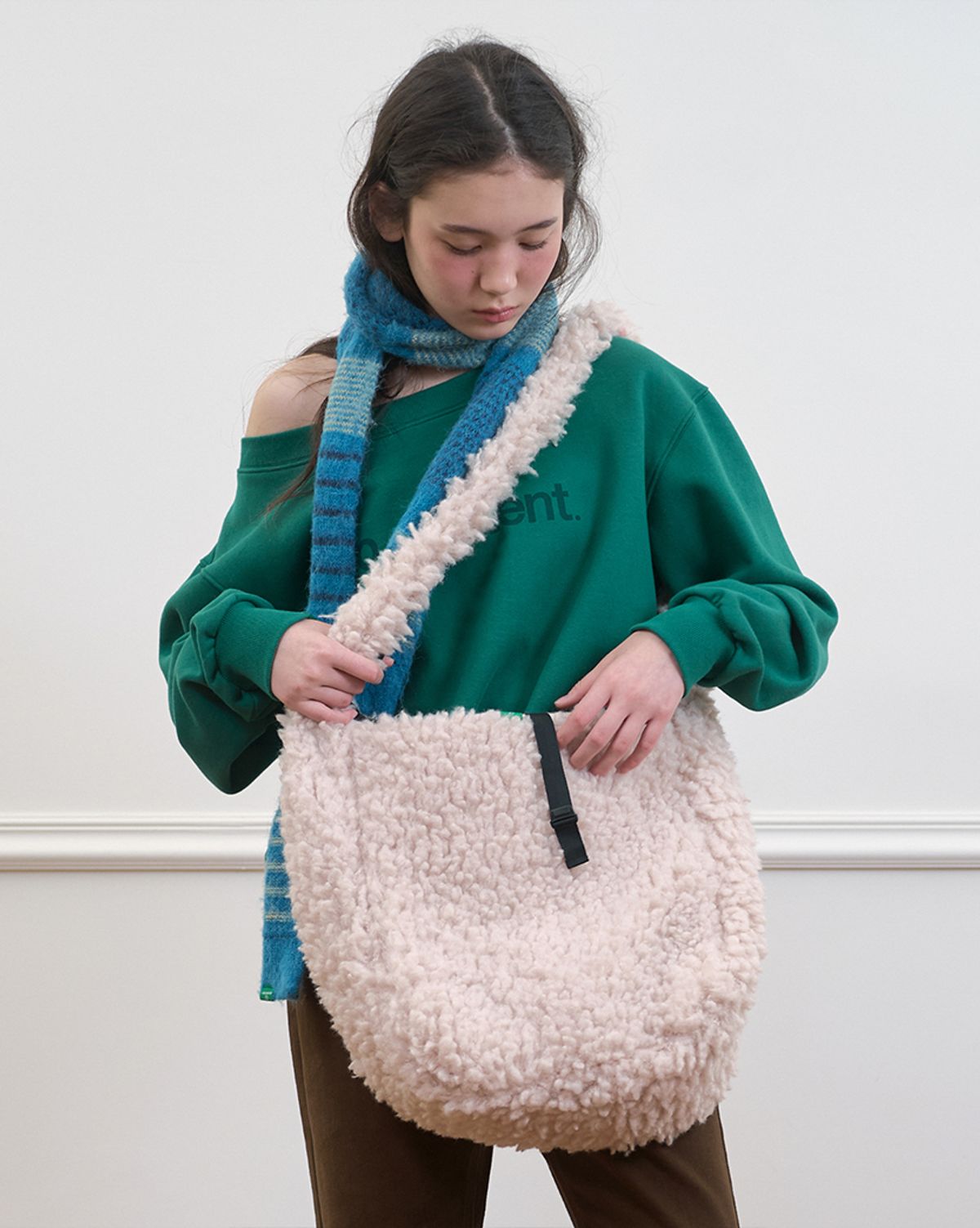 노컨텐츠(NOCONTENT) 295. 플러피 크로스 백 _ 아이보리