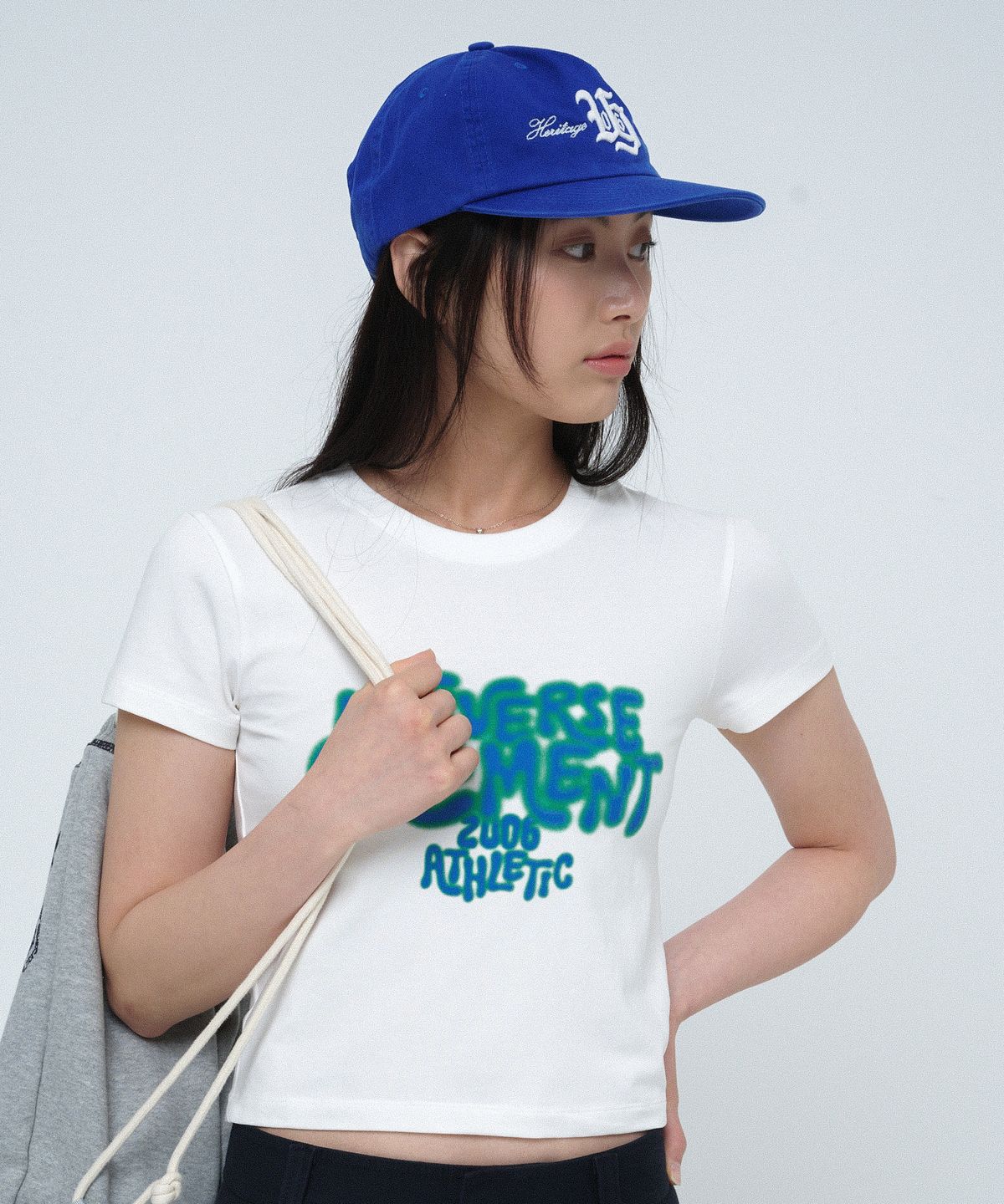 유니버스 가먼트(UNIVERSE GARMENT) UG 네온 블러 슬림 크롭 우먼티셔츠_White