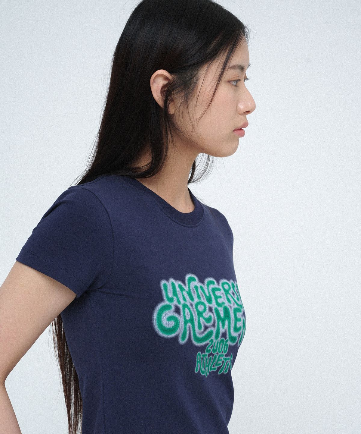 유니버스 가먼트(UNIVERSE GARMENT) UG 네온 블러 슬림 크롭 우먼티셔츠_Navy