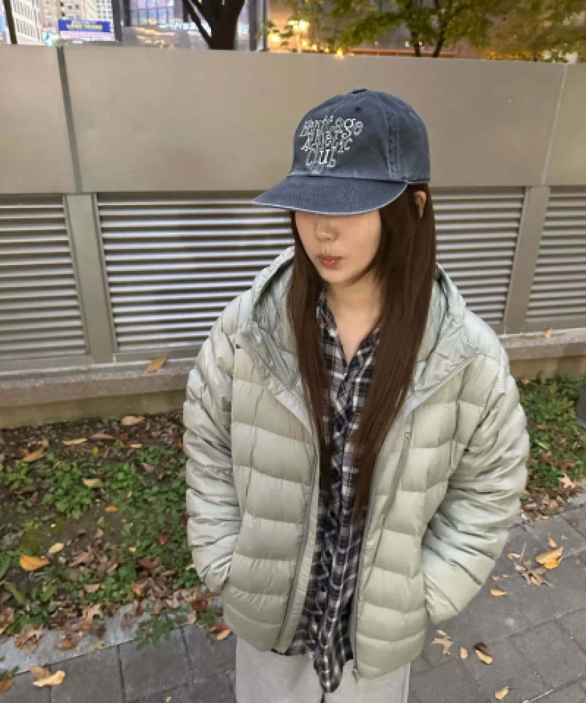 유니버스 가먼트(UNIVERSE GARMENT) 체인 스티치 타이포 로고 워싱 캡_Charcoal