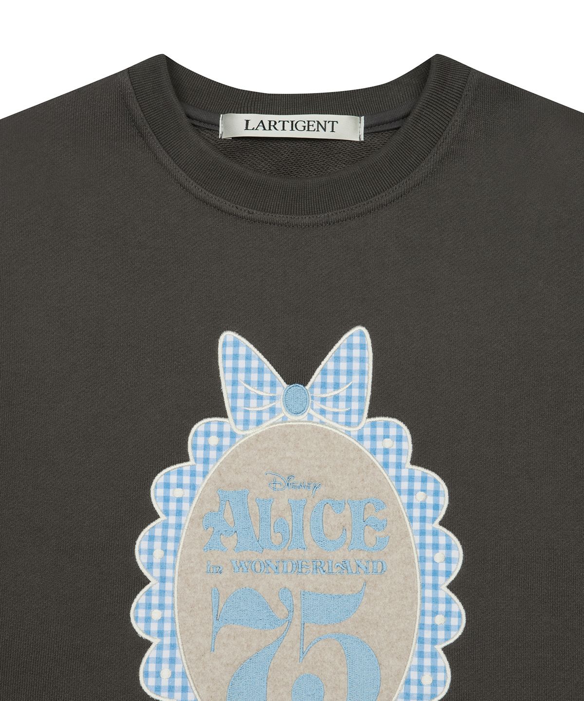라티젠(LARTIGENT) [DISNEY]  WONDERLAND_PATCH SWEATSHIRT(CHARCOAL)