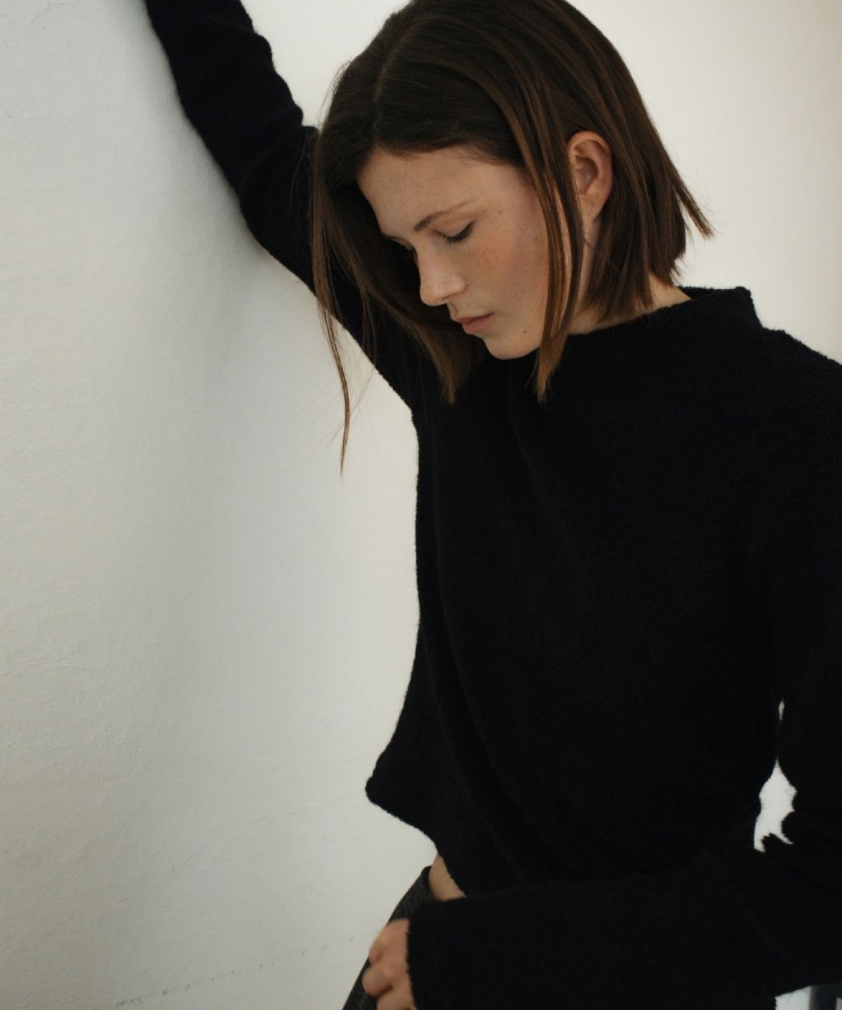 어나우트(UNNOUT) FUR HALF NECK T-SHIRT BLACK