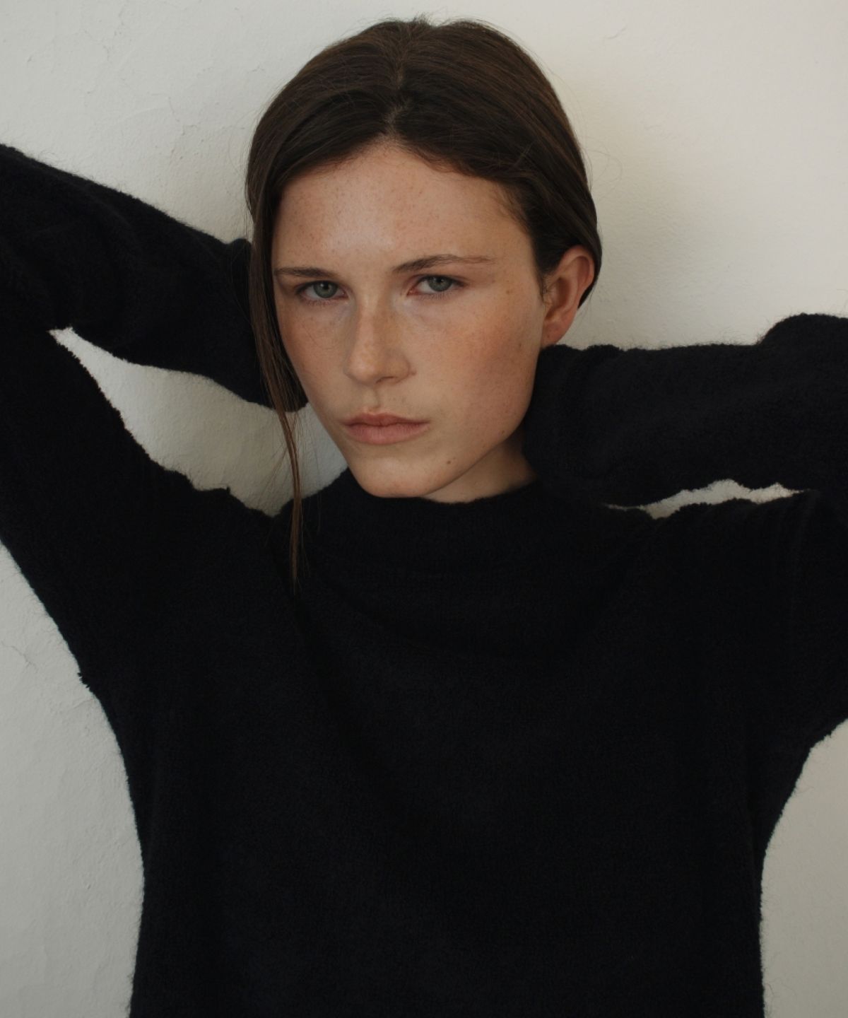 어나우트(UNNOUT) FUR HALF NECK T-SHIRT BLACK