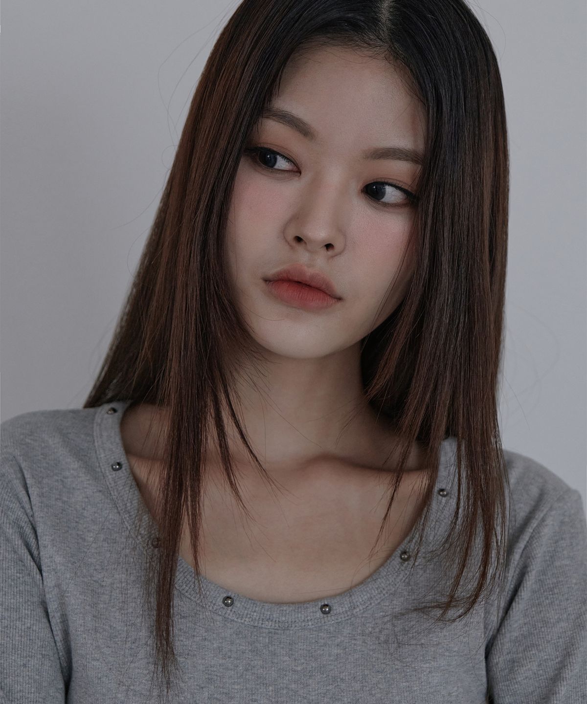 오오엠엘(5OML) 네크라인 라운드 리벳 롱슬리브 멜란지 그레이